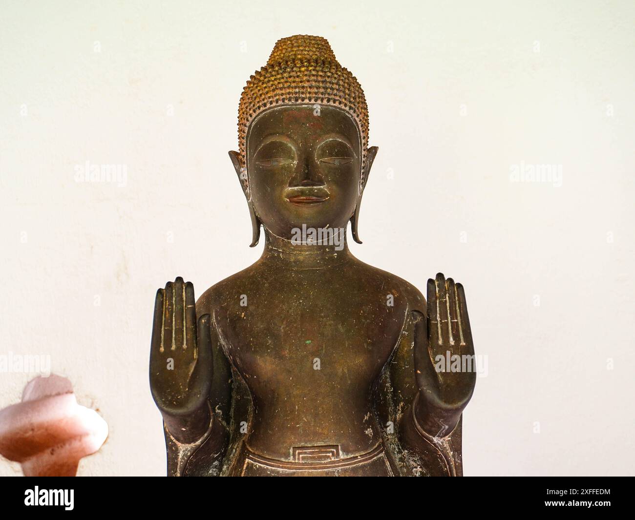 Statue e sculture di Buddha a Phra That Luang o Phra Chedi Lokachulamanee sono considerate un luogo di culto molto importante a Vientiane, Laos. Foto Stock