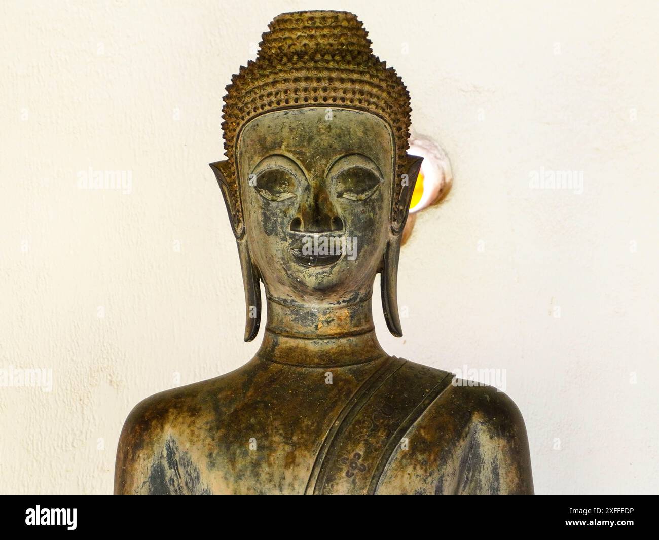 Statue e sculture di Buddha a Phra That Luang o Phra Chedi Lokachulamanee sono considerate un luogo di culto molto importante a Vientiane, Laos. Foto Stock