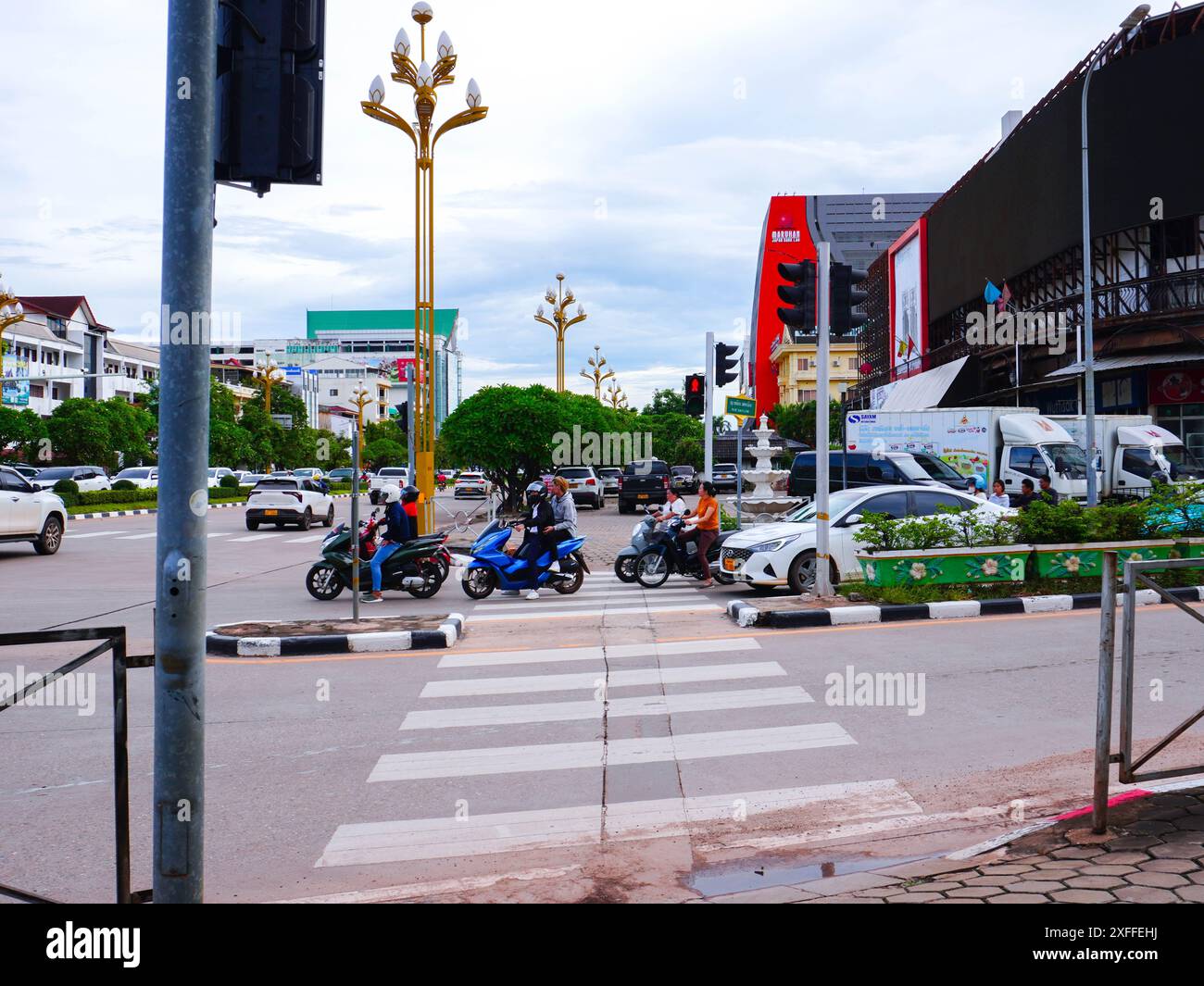 26 2024 giugno, Vientiane, Laos - traffico sulla corsia Xang Aveune, strada principale di Vientiane, Laos PDR. Foto Stock 26 2024 giugno, Vientiane, Laos - traffico sulla corsia Xang Aveune, strada principale di Vientiane, Laos PDR. Foto Stock