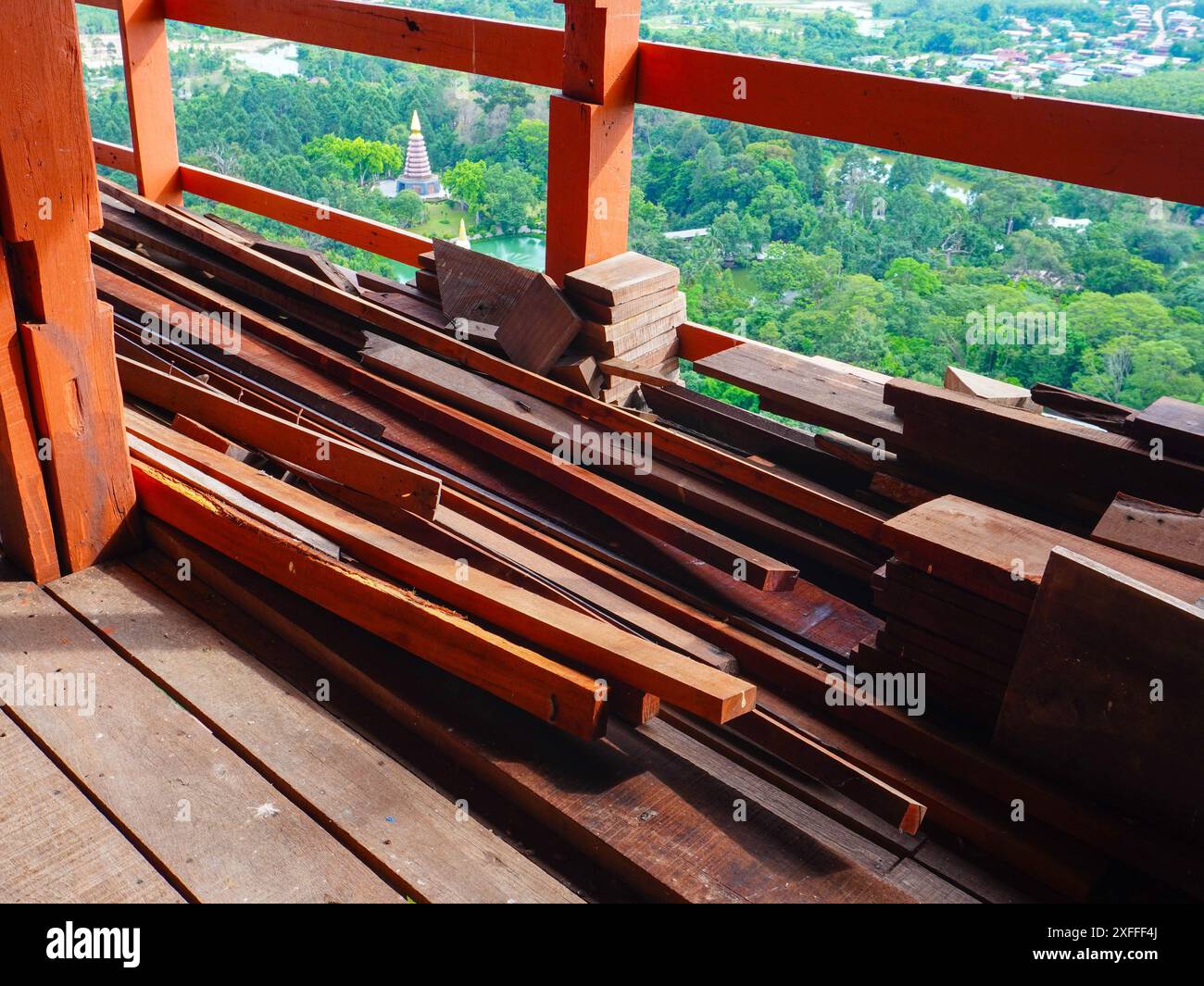 Pali di legno per la riparazione o la costruzione di ponti passerelle in legno sulla montagna. Foto Stock