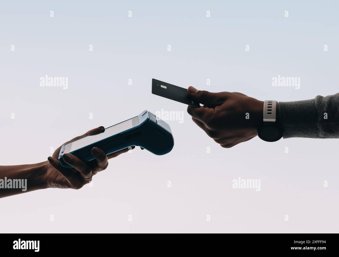 Il cliente paga senza fatica utilizzando una carta di credito. Scansionano la carta di credito sul computer, consentendo una transazione sicura senza contatto. Foto Stock