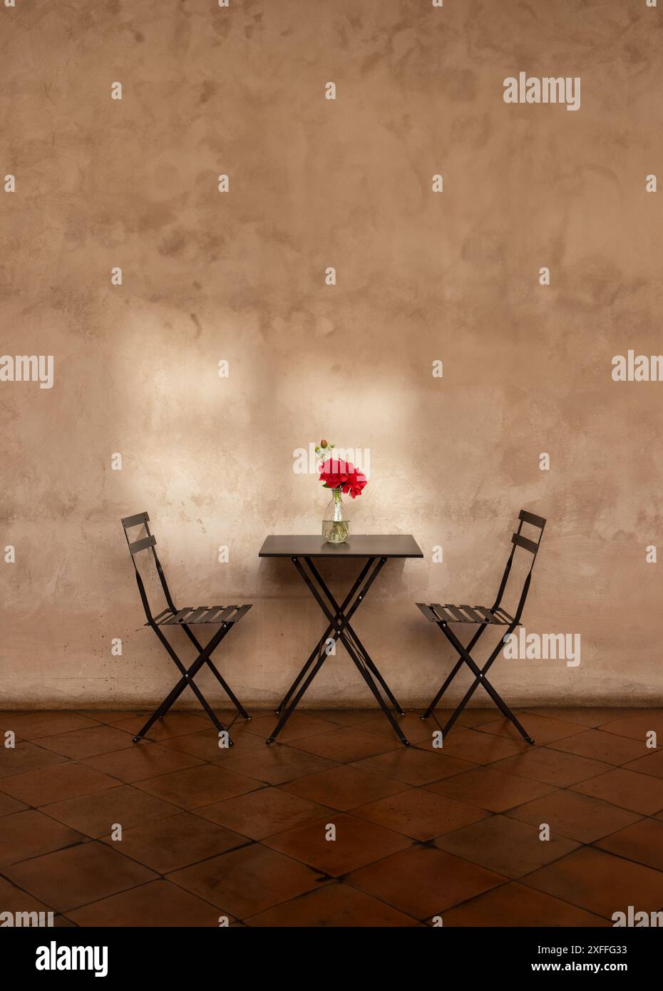 Tavolo da stiro minimalista con rose, atmosfera romantica. Foto Stock