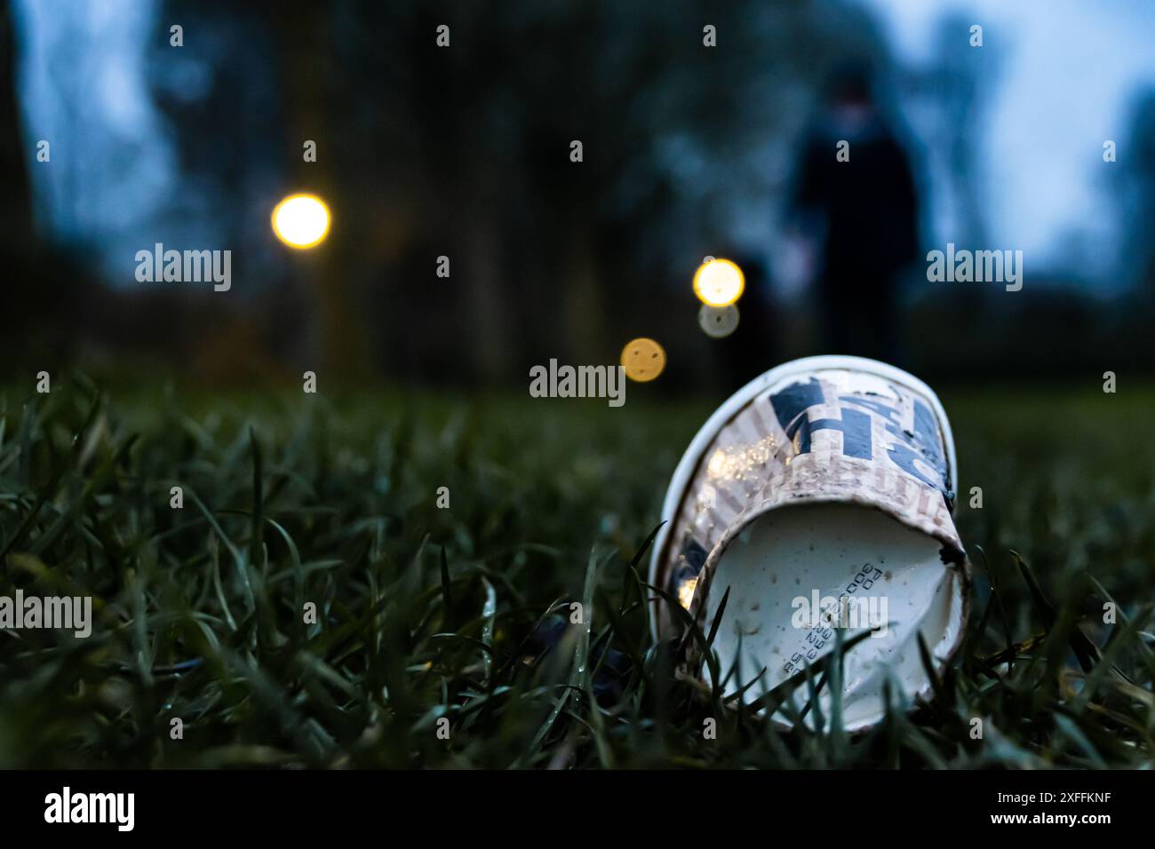 Una raccolta di immagini della spazzatura lasciata indietro da umani disordinati in natura proprio qui a Enkhuizen, Grootebroek, Frisia occidentale, Paesi Bassi Foto Stock