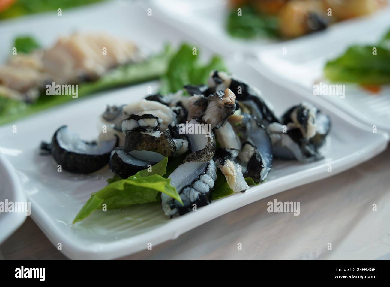 Il pesce crudo di cetriolo di mare, chiamato ginseng selvatico del mare, è apprezzato nei paesi asiatici, tra cui la Corea Foto Stock