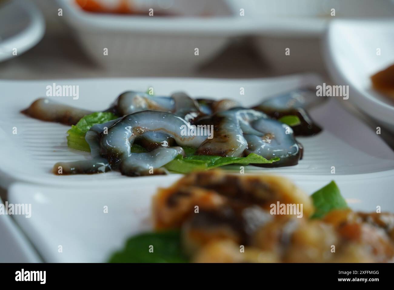 Il pesce crudo di cetriolo di mare, chiamato ginseng selvatico del mare, è apprezzato nei paesi asiatici, tra cui la Corea Foto Stock