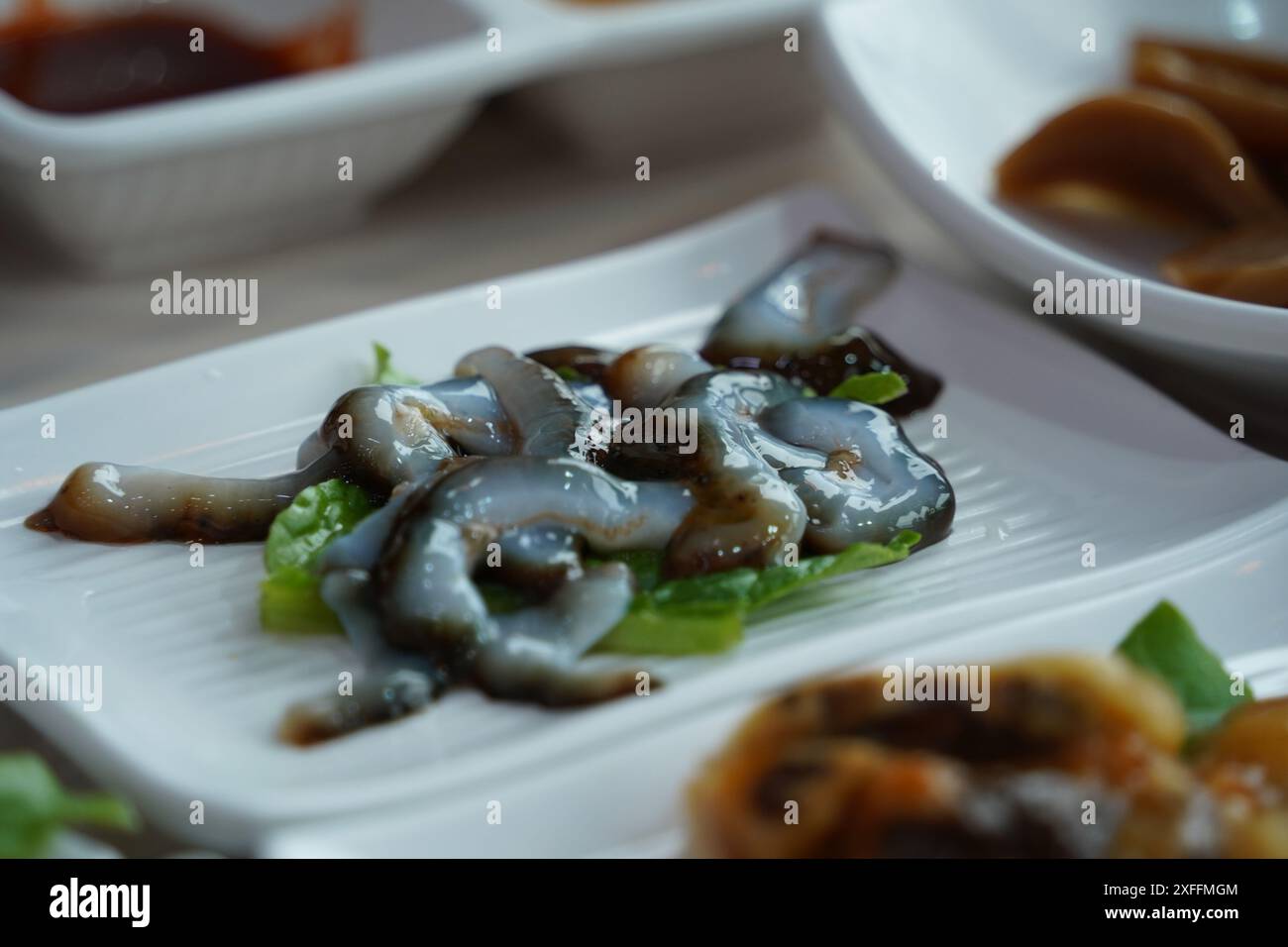 Il pesce crudo di cetriolo di mare, chiamato ginseng selvatico del mare, è apprezzato nei paesi asiatici, tra cui la Corea Foto Stock