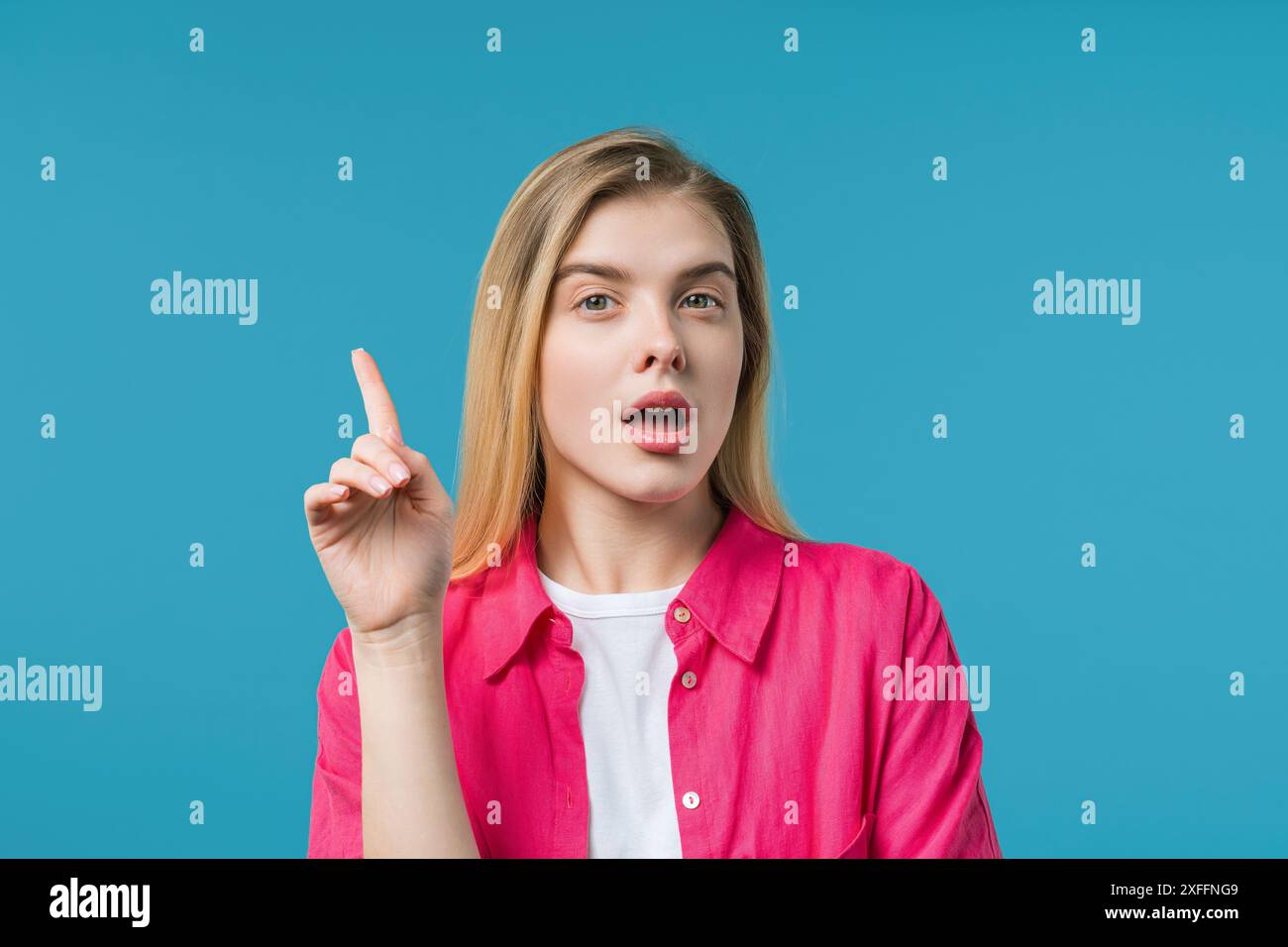 Genous creative idea, donna di 20 anni ha un momento eureka, puntando il dito verso l'alto Foto Stock