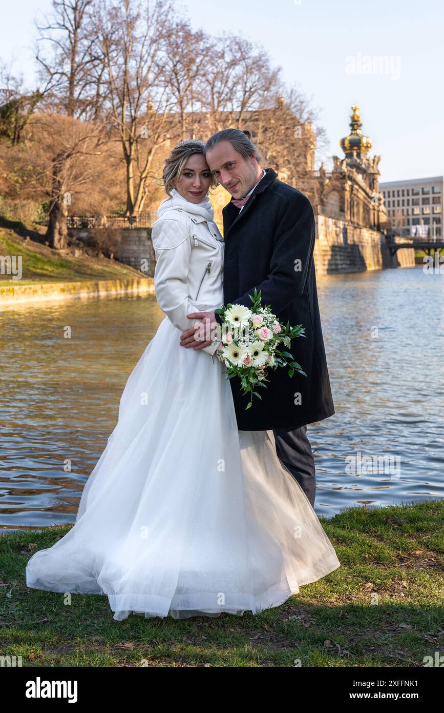 A piedi della coppia di nozze. Di fronte al famoso Palazzo Zwinger, Dresda, Germania Foto Stock