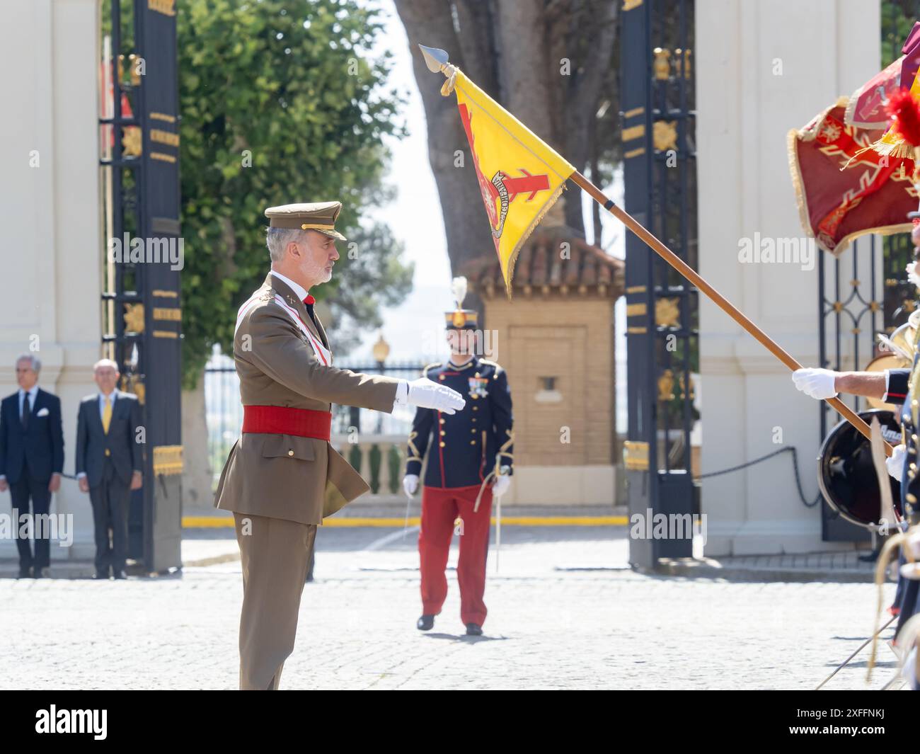 descripcióZaragoza, Spagna. 3 luglio 2024. La principessa delle Asturie Leonor de Borbon ha ricevuto l'incarico di alfiere presso l'Accademia militare generale, completando così la sua prima fase di addestramento militare. Suo padre, il re di Spagna, le presentò la Gran Croce al merito militare e fu accompagnata da sua madre, la regina Letizia, e da sua sorella, l'infanta Leonor. Juan Antonio Pérez/Alamy Live Newsn Foto Stock