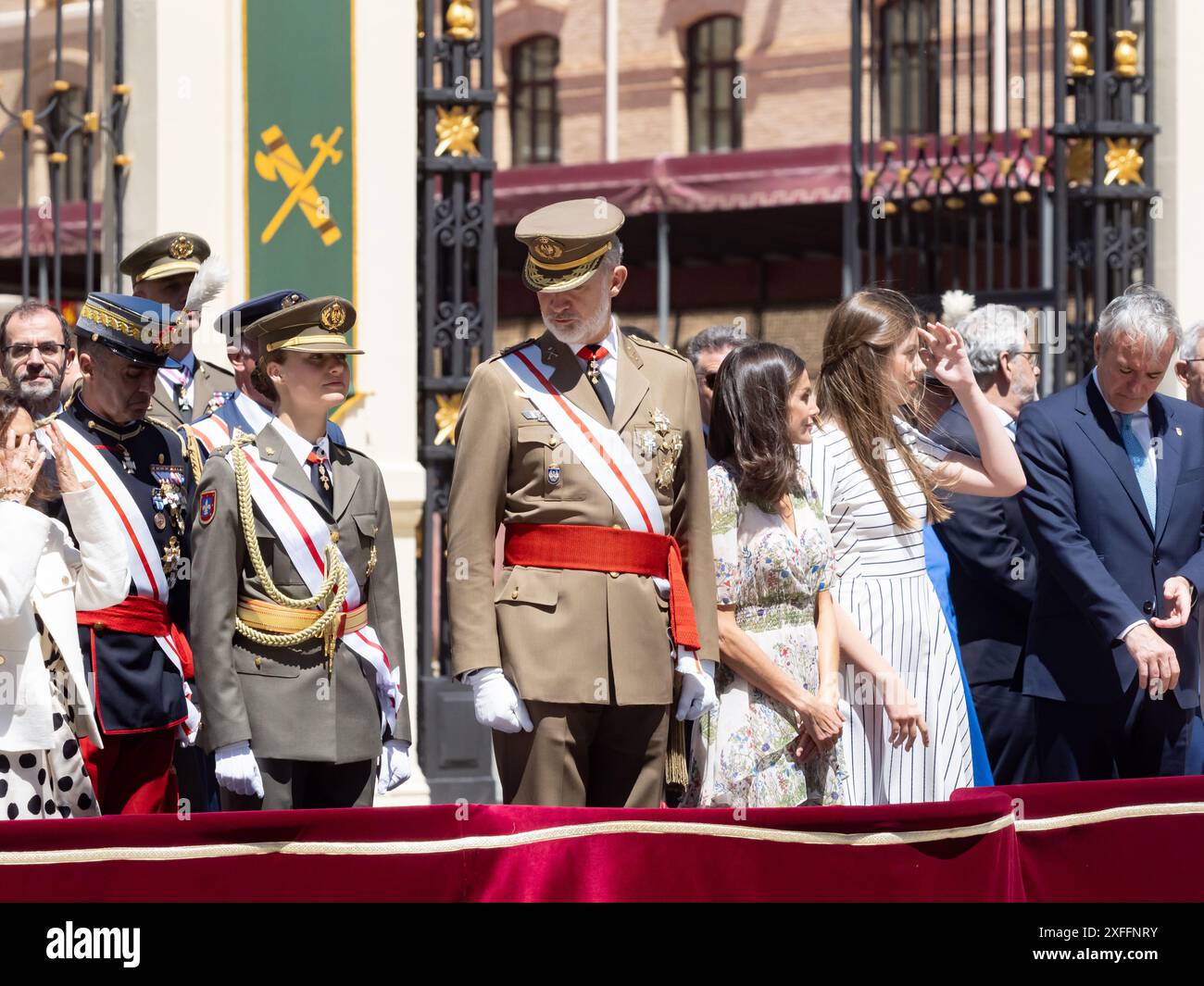 descripcióZaragoza, Spagna. 3 luglio 2024. La principessa delle Asturie Leonor de Borbon ha ricevuto l'incarico di alfiere presso l'Accademia militare generale, completando così la sua prima fase di addestramento militare. Suo padre, il re di Spagna, le presentò la Gran Croce al merito militare e fu accompagnata da sua madre, la regina Letizia, e da sua sorella, l'infanta Leonor. Juan Antonio Pérez/Alamy Live Newsn Foto Stock