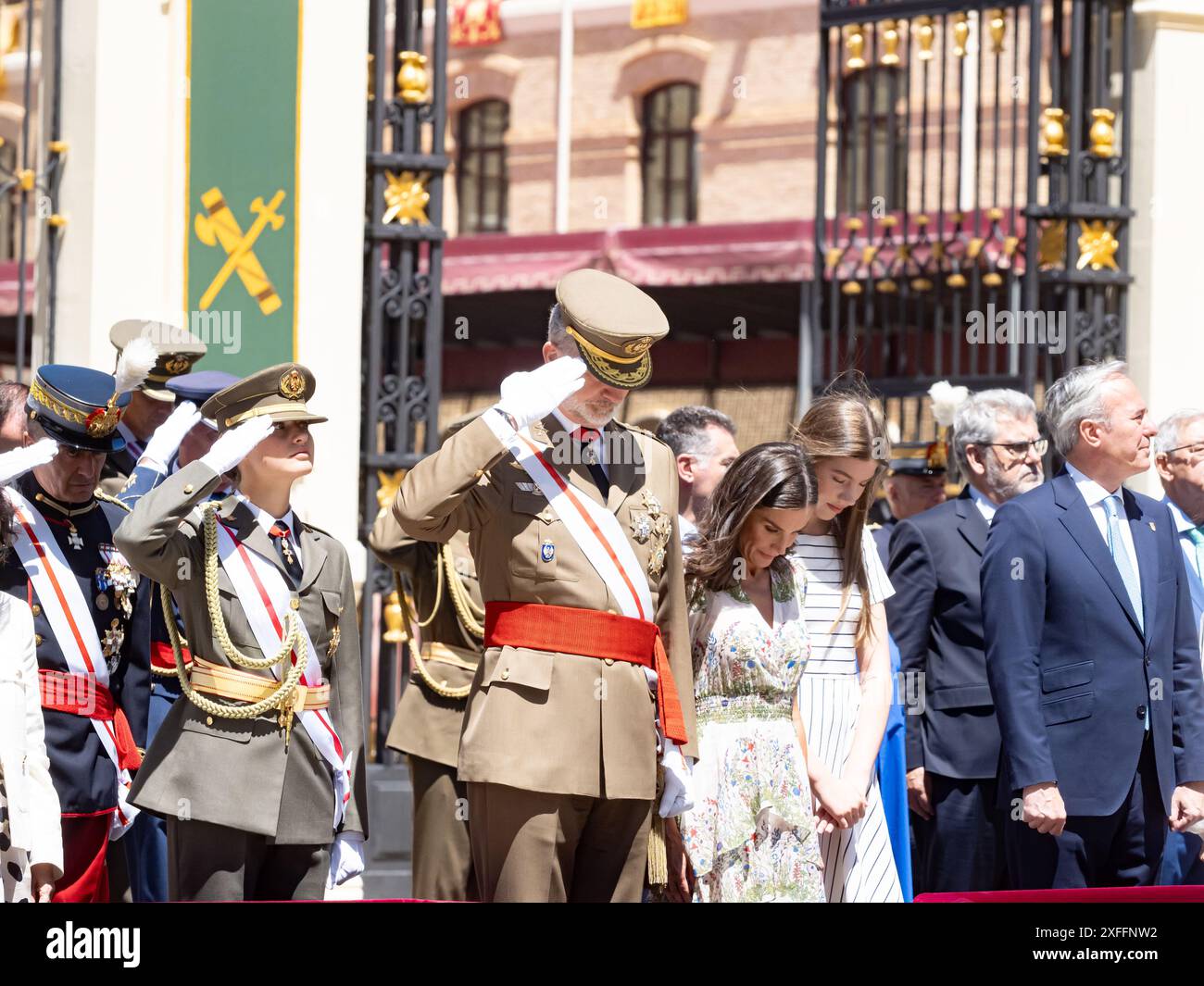 descripcióZaragoza, Spagna. 3 luglio 2024. La principessa delle Asturie Leonor de Borbon ha ricevuto l'incarico di alfiere presso l'Accademia militare generale, completando così la sua prima fase di addestramento militare. Suo padre, il re di Spagna, le presentò la Gran Croce al merito militare e fu accompagnata da sua madre, la regina Letizia, e da sua sorella, l'infanta Leonor. Juan Antonio Pérez/Alamy Live Newsn Foto Stock