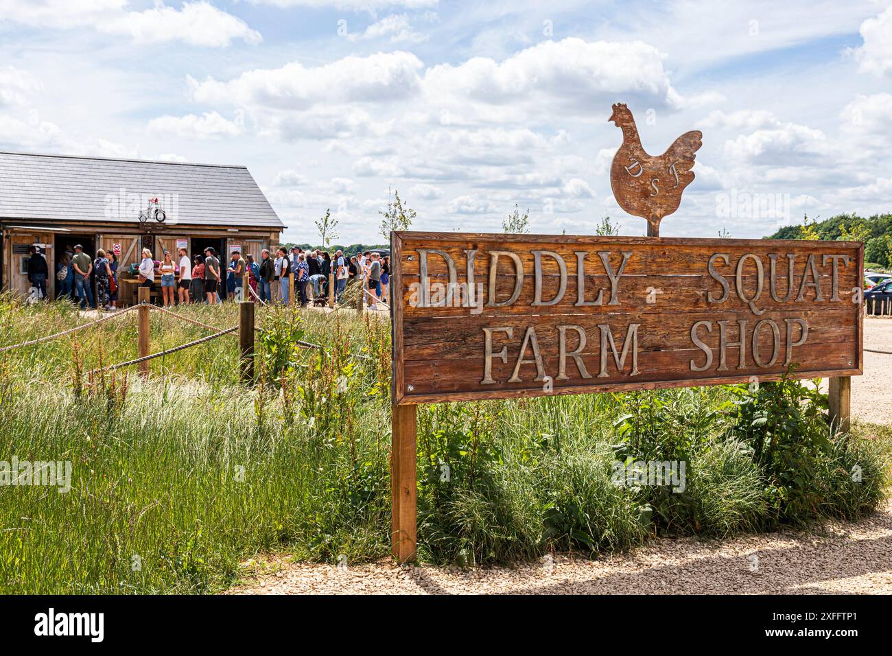 Folle in coda per il Diddly Squat Farm Shop (aperto nel 2020 da Jeremy Clarkson) vicino a Chadlington, Chipping Norton, Oxfordshire, Inghilterra Regno Unito Foto Stock