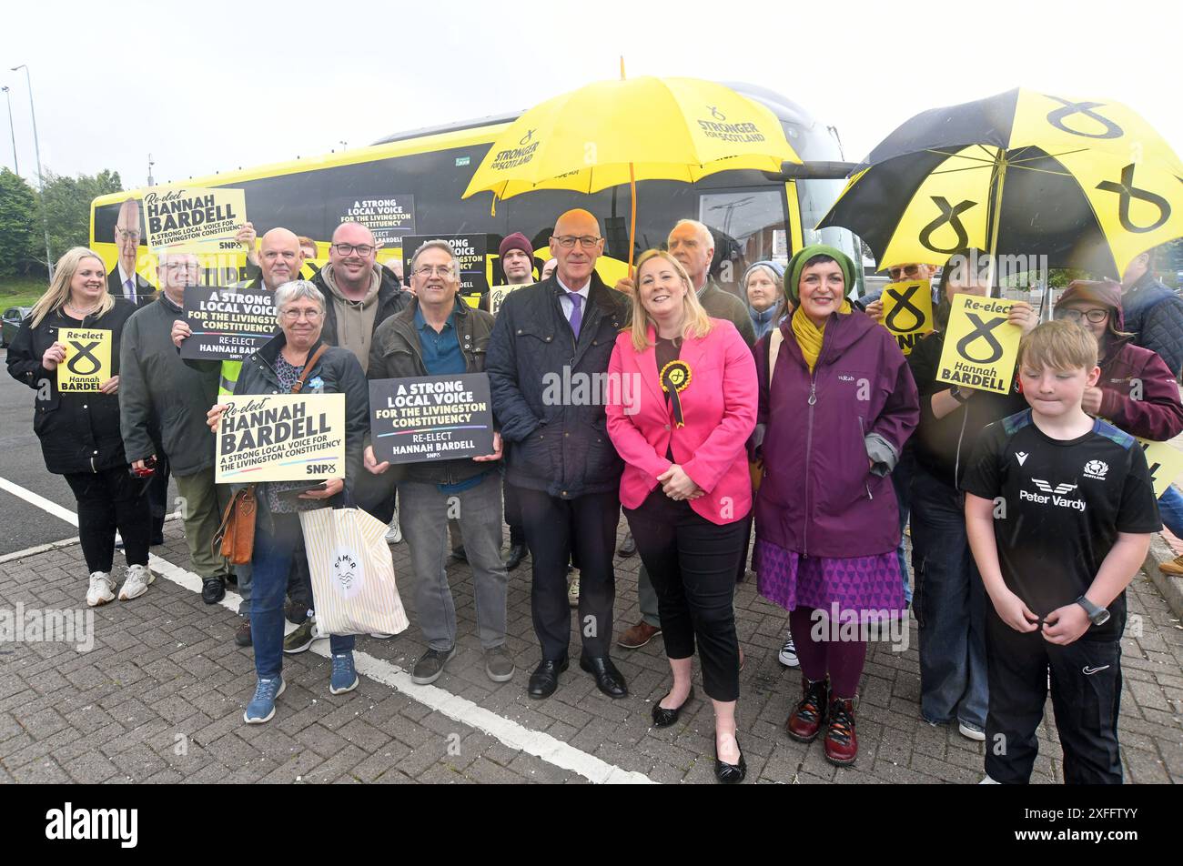 Primo ministro scozzese e leader SNP John Swinney (centro a sinistra) e candidato SNP per Livingston, Hannah Bardell (centro a destra) con i sostenitori al Livingston Designer Outlet coach Park, mentre sulla pista della campagna elettorale generale. Data foto: Mercoledì 3 luglio 2024. Foto Stock