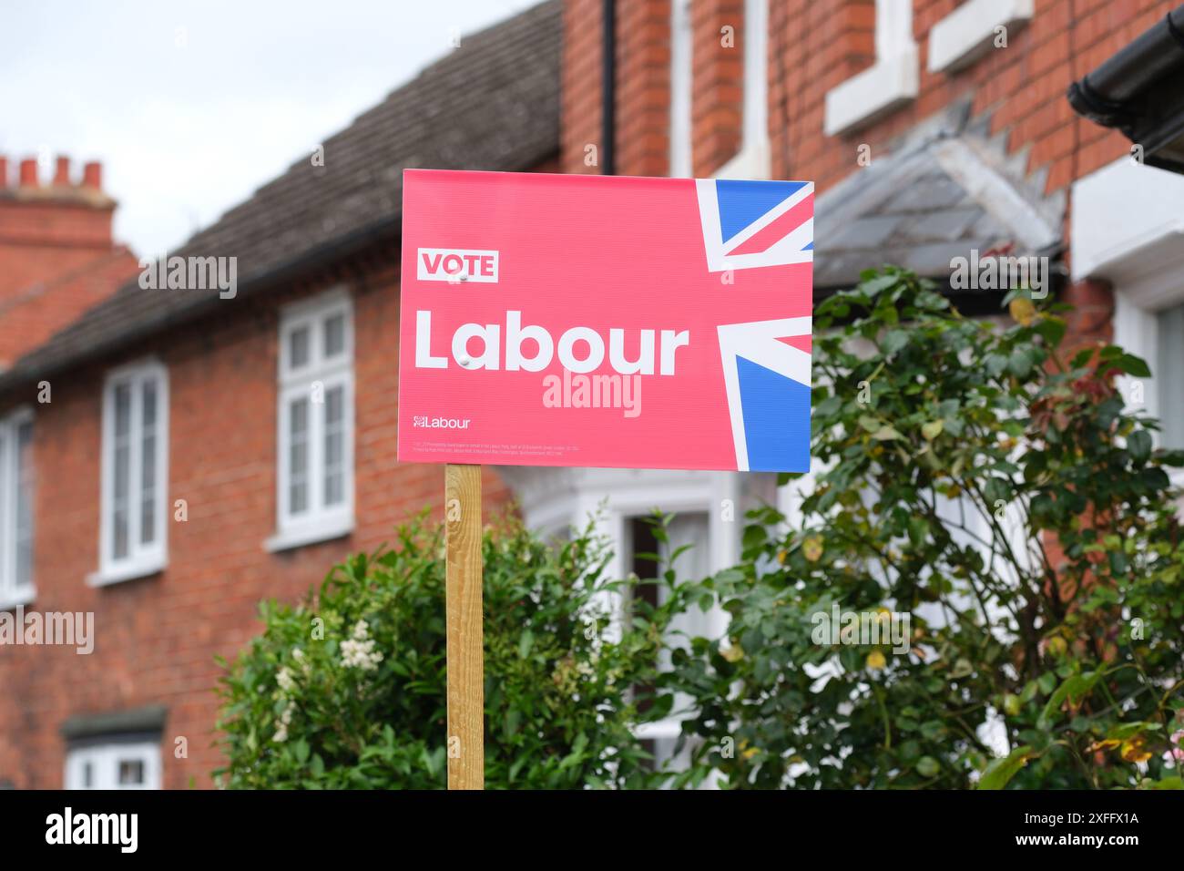 Vota i laburisti firmano fuori da una casa a Hereford Regno Unito nel luglio 2024 durante la campagna elettorale generale Foto Stock