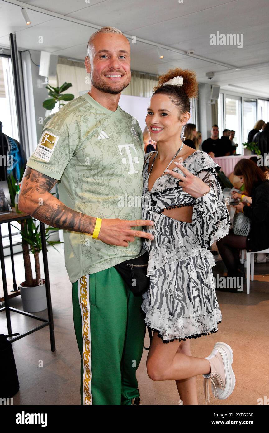 Eric Sindermann e Christin Okpara beim Mates Date Influencer Event auf der Berlin Fashion Week S/S 2025 im Atelier Rooftop. Berlino, 02.07.2024 *** Eric Sindermann e Christin Okpara all'evento Mates Date Influencer alla Berlin Fashion Week S 2025 all'Atelier Rooftop Berlin, 02 07 2024 foto:Xn.xKubelkax/xFuturexImagex MATS_4623 Foto Stock