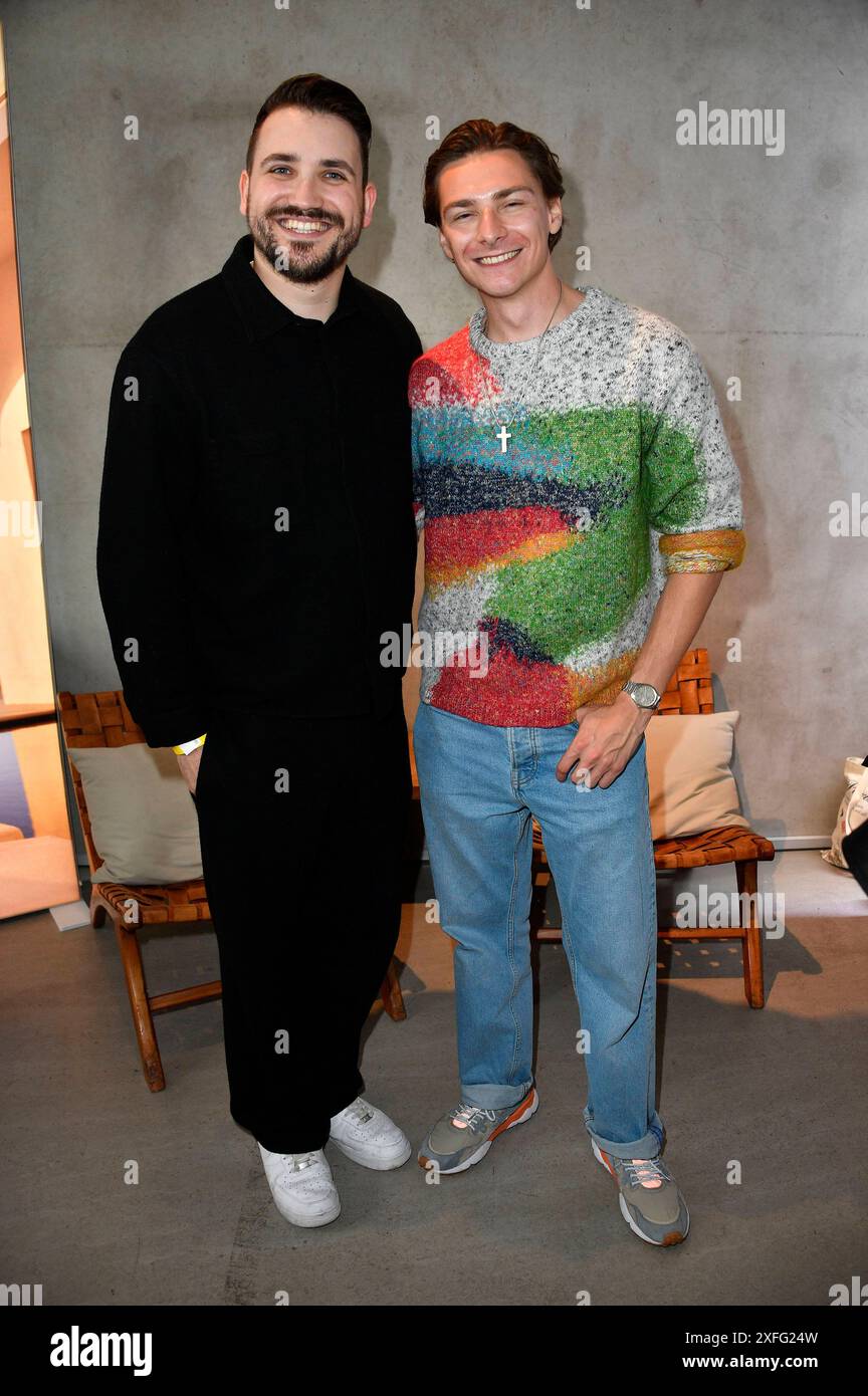Christopher Schmidt und Max Suhr beim Mates Date Influencer Event auf der Berlin Fashion Week S/S 2025 im Atelier Rooftop. Berlino, 02.07.2024 *** Christopher Schmidt e Max Suhr all'evento Mates Date Influencer alla Berlin Fashion Week S 2025 all'Atelier Rooftop Berlin, 02 07 2024 foto:Xn.xKubelkax/xFuturexImagex MATS_4629 Foto Stock