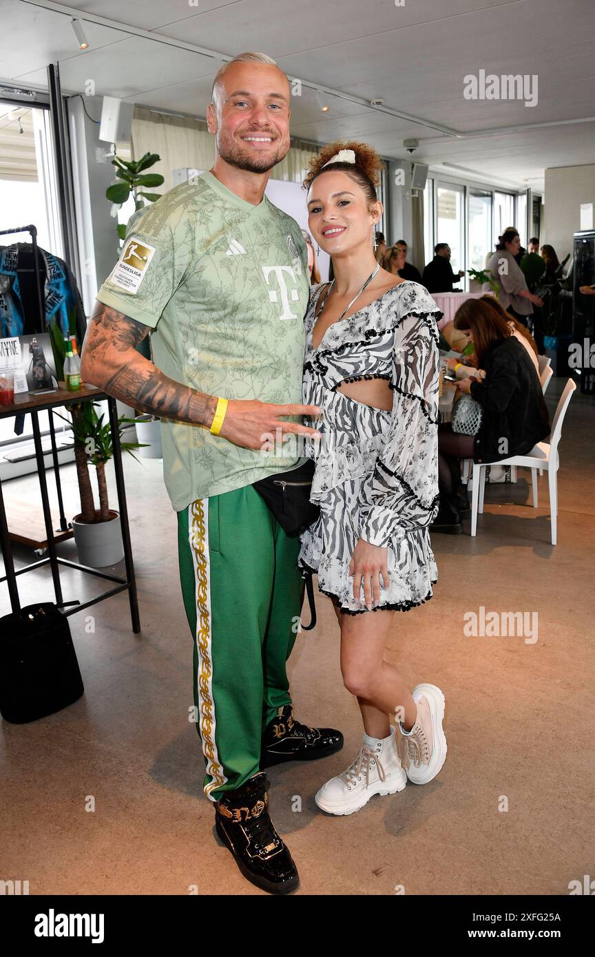 Eric Sindermann e Christin Okpara beim Mates Date Influencer Event auf der Berlin Fashion Week S/S 2025 im Atelier Rooftop. Berlino, 02.07.2024 *** Eric Sindermann e Christin Okpara all'evento Mates Date Influencer alla Berlin Fashion Week S 2025 all'Atelier Rooftop Berlin, 02 07 2024 foto:Xn.xKubelkax/xFuturexImagex MATS_4622 Foto Stock