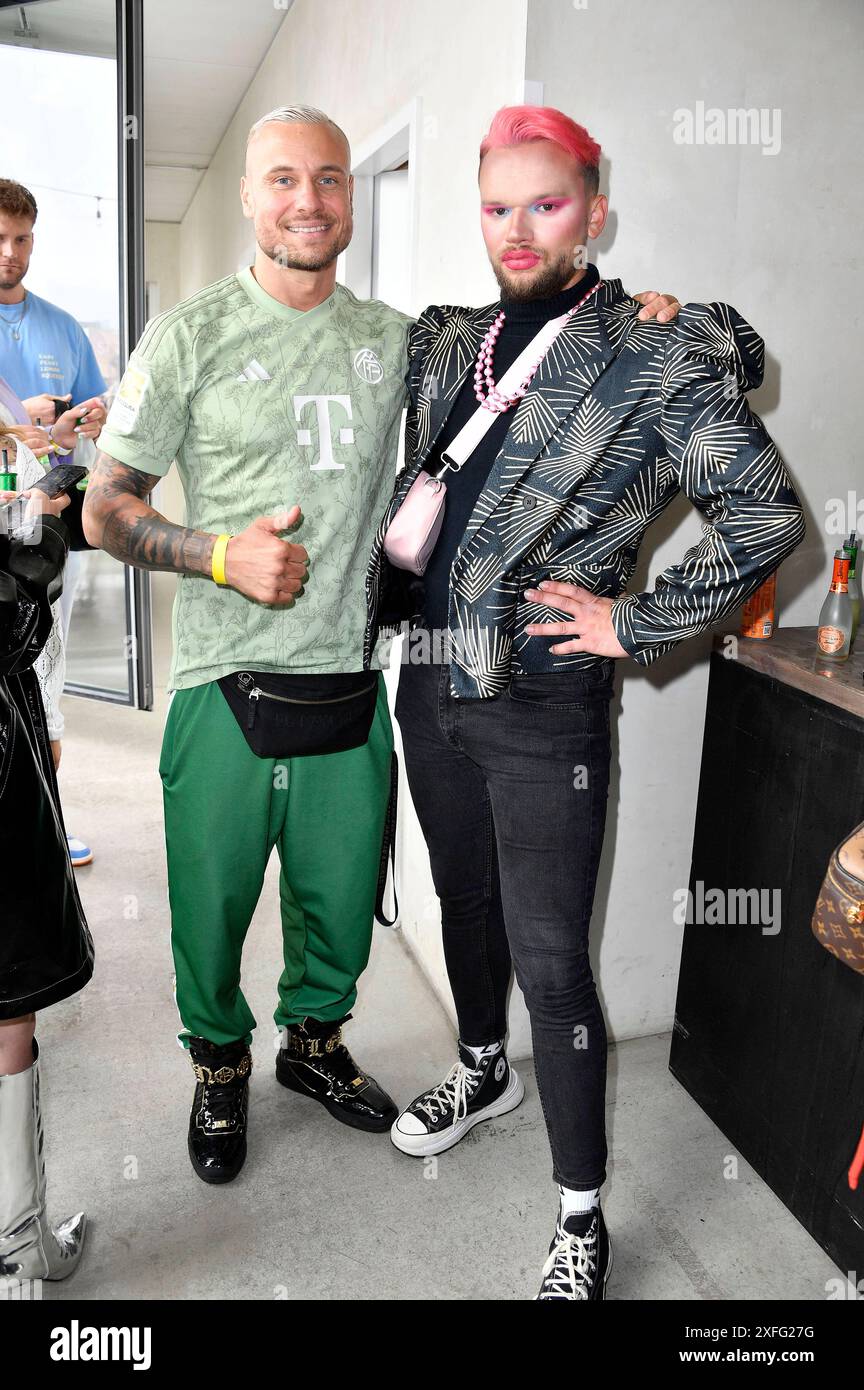 Eric Sindermann e Luca Valentino beim Mates Date Influencer Event auf der Berlin Fashion Week S/S 2025 im Atelier Rooftop. Berlino, 02.07.2024 *** Eric Sindermann e Luca Valentino al Mates Date Influencer Event alla Berlin Fashion Week S 2025 presso Atelier Rooftop Berlin, 02 07 2024 foto:Xn.xKubelkax/xFuturexImagex MATS_4639 Foto Stock