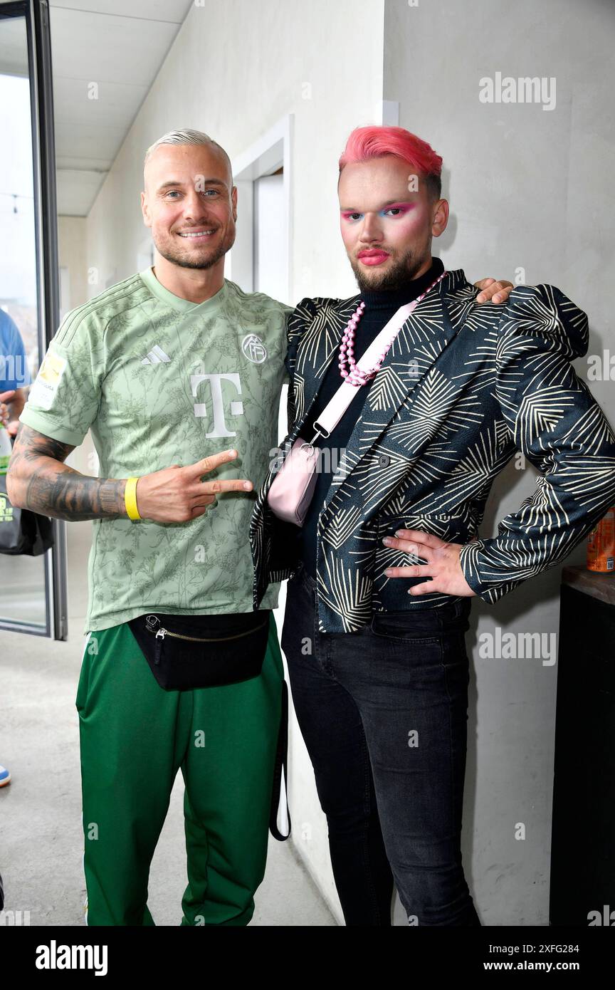 Eric Sindermann e Luca Valentino beim Mates Date Influencer Event auf der Berlin Fashion Week S/S 2025 im Atelier Rooftop. Berlino, 02.07.2024 *** Eric Sindermann e Luca Valentino al Mates Date Influencer Event alla Berlin Fashion Week S 2025 presso Atelier Rooftop Berlin, 02 07 2024 foto:Xn.xKubelkax/xFuturexImagex MATS_4640 Foto Stock