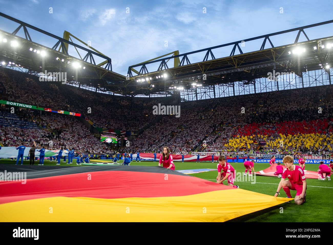 Choreographie der Fans von Deutschland vor dem Spiel, davor Fahne bei der Pre Match Zeremonie, DFB GER, Germania (GER) vs Danimarca (DEN), Fussball Europameisterschaft, UEFA EURO 2024, Round of 16, 29.06.2024 foto: Eibner-Pressefoto/Michael Memmler Foto Stock