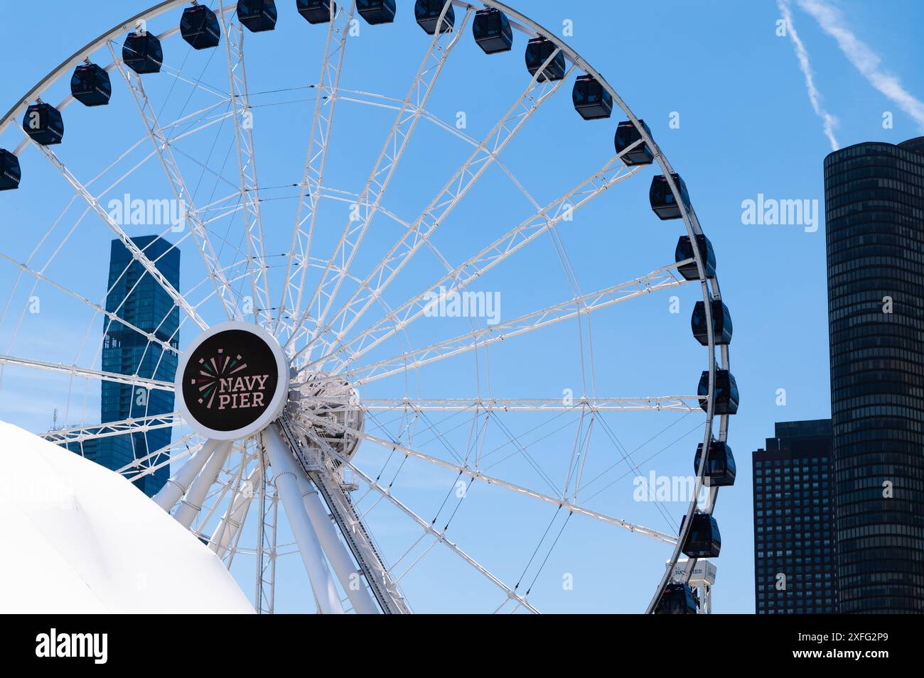 Ruota panoramica Navy Pier con cielo blu Foto Stock