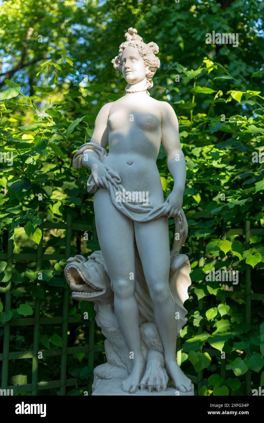 Statua Allegoria della bellezza nel Giardino estivo, St Pietroburgo, Russia Foto Stock