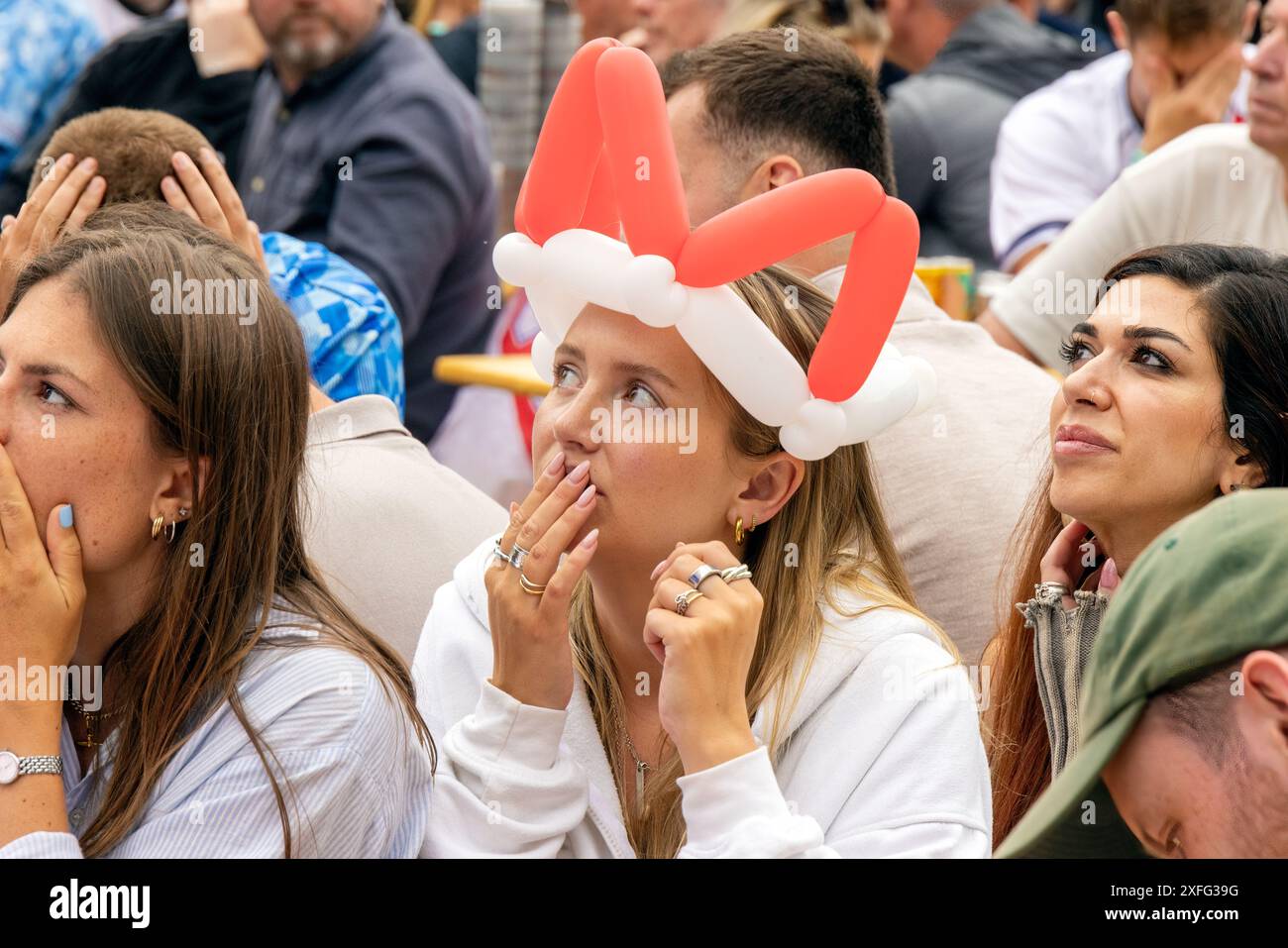 Città di Brighton & Hove, East Sussex, Regno Unito. I tifosi dell'Inghilterra si riuniscono all'evento Big Screen Fans, Central Park, Brighton per la partita Inghilterra contro Slovacchia Euro 24.30 giugno 2024. David Smith/Alamy Foto Stock