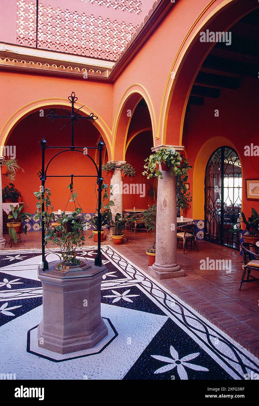 Cortile del Parador. Arcos de la Frontera, provincia di Cadice, Andalusia, Spagna. Foto Stock