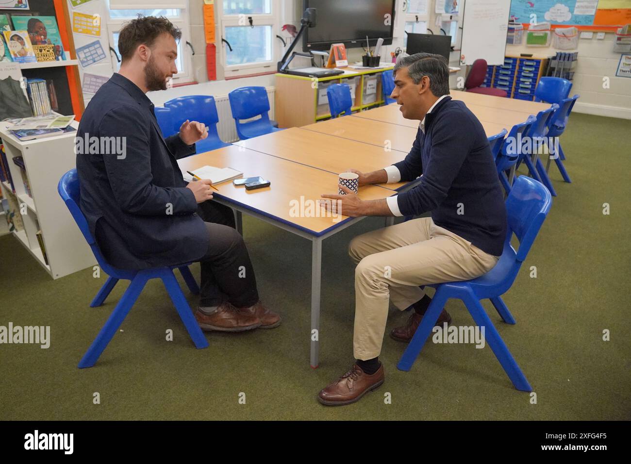 Il primo ministro Rishi Sunak parla con un giornalista durante una visita alla Braishfield Primary School a Romsey, Hampshire, mentre si trovava sulle tracce della campagna elettorale generale. Data foto: Mercoledì 3 luglio 2024. Foto Stock