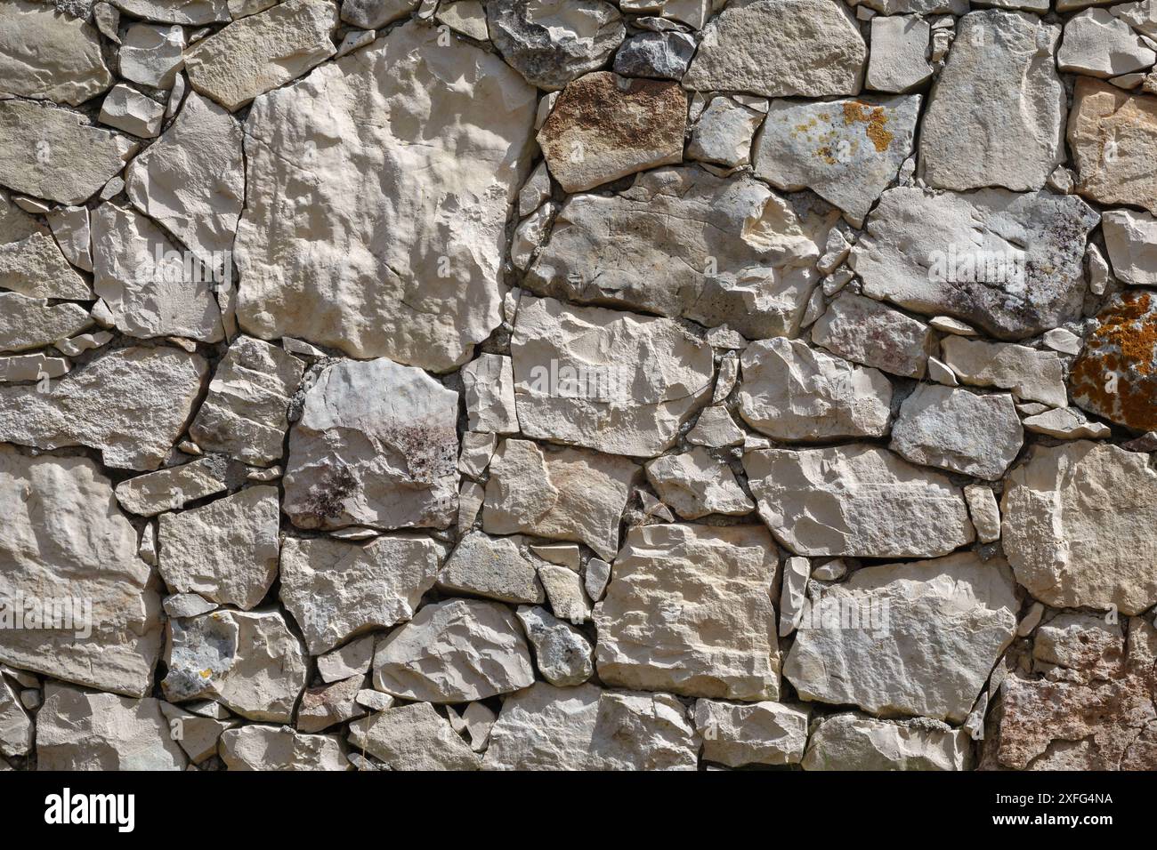 Sezione di muratura con blocchi di pietra a blocco interno di forma casuale Foto Stock
