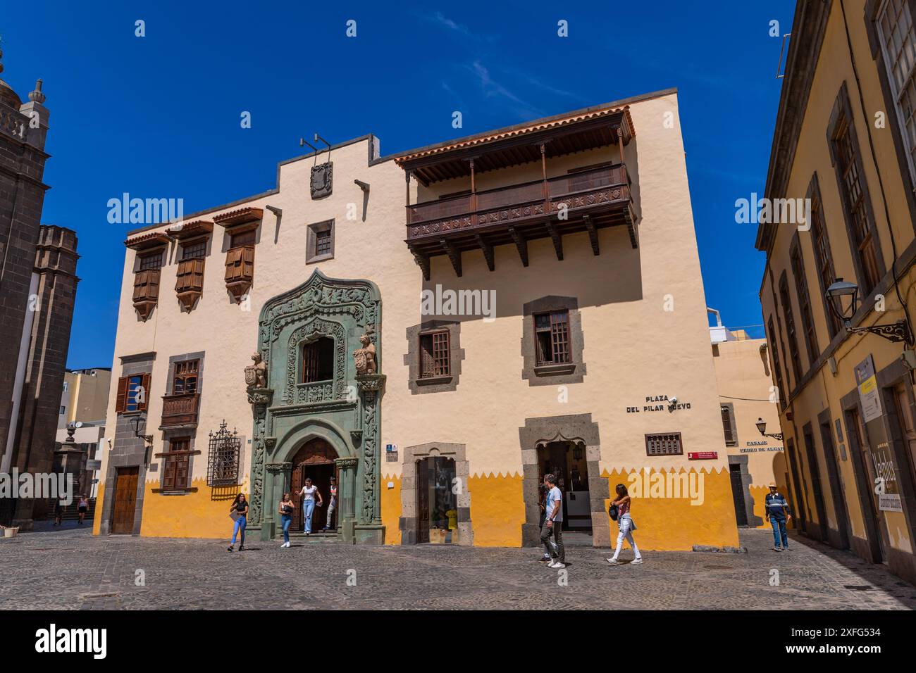 Gran Canaria, Spagna: 21 marzo 2024: Persone che camminano fuori dalla Biblioteca Colombina, Casa de Colon (casa di Colombo) Las Palmas, Gran Canaria, Spagna Foto Stock