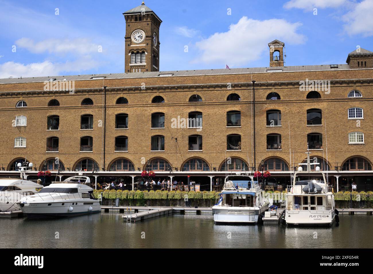 St Katherines Dock, Londra, 27-06-24. Si trova vicino al Tamigi ed è l'unico porto turistico del centro di Londra. Ci sono molti bar alla moda e ristoranti Foto Stock