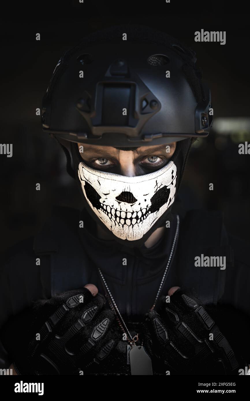 Un ritratto ravvicinato di una cosplay femminile a un evento Comic con vestito da personaggio della serie di giochi Call of Duty per computer in occasione di un evento Comic con Foto Stock