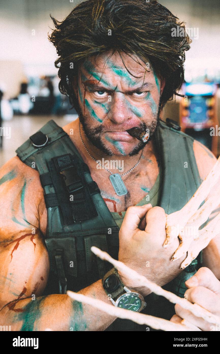 HARROGATE, REGNO UNITO 22 GIUGNO 2024. Primo piano ritratto di un cosplayer maschile vestito come un'interpretazione di Wolverine dall'Universo Marvel e dall'aspetto angoscioso Foto Stock