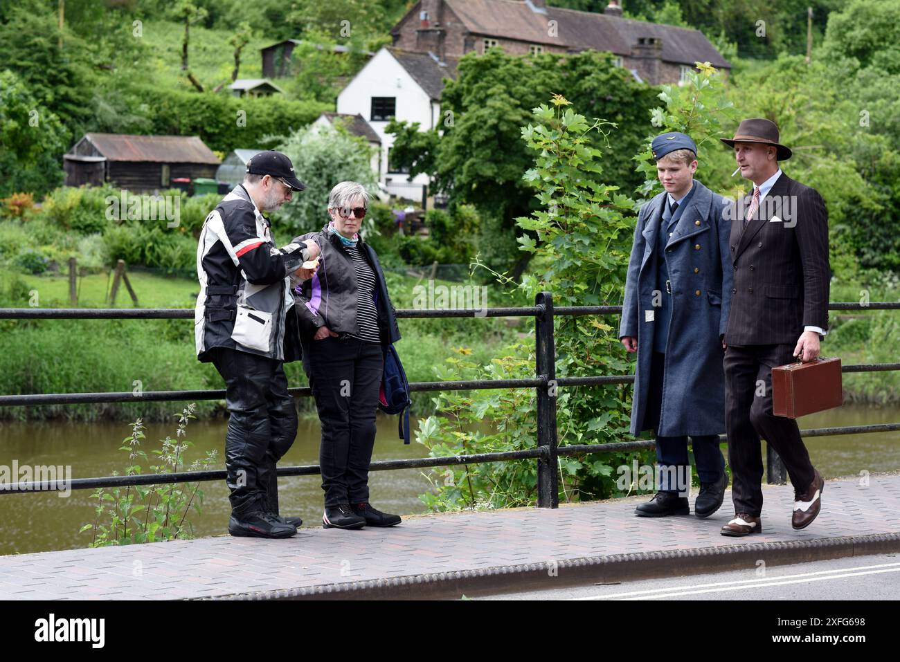 Due reenattori della seconda guerra mondiale che attraversano Ironbridge 2024 Foto Stock