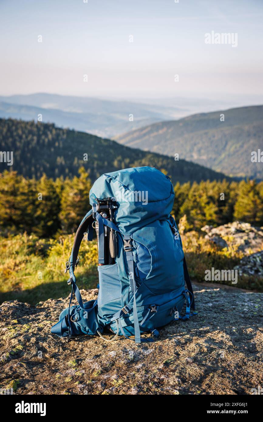 Zaino da trekking con treppiede durante il trekking in montagna. Fai escursioni e viaggia con l'attrezzatura all'aperto Foto Stock