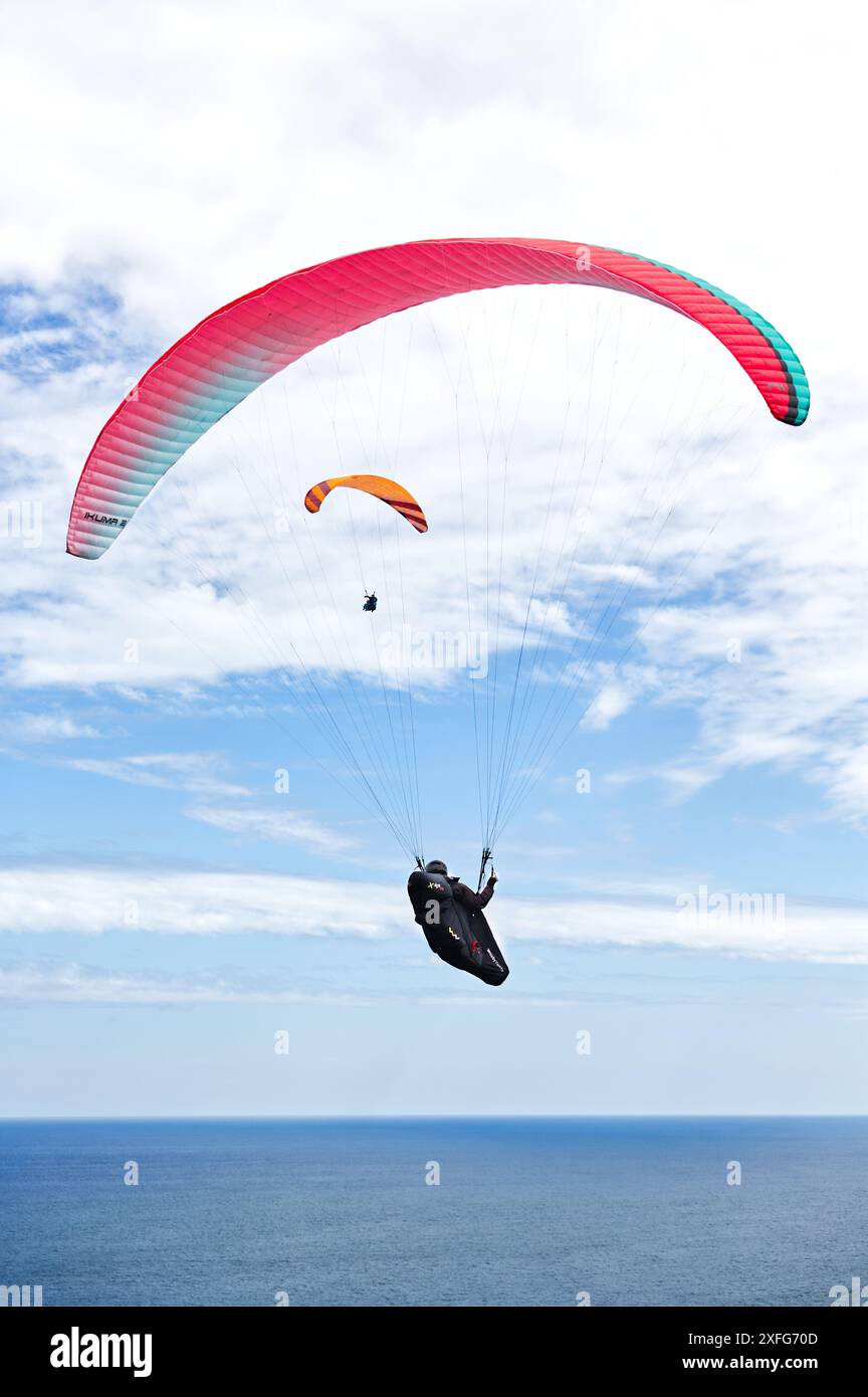 Sport estremi. Parapendio, nato nel XX secolo, grazie all'inventiva degli alpinisti che volevano volare giù. Gijón, Asturie, Spagna. Foto Stock