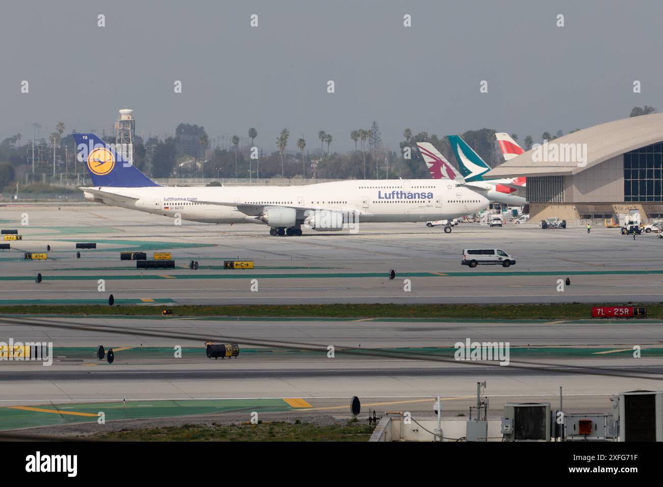 D-ABYD Lufthansa Boeing 747-830, Meclemburgo-Vorpommern am Los Angeles International Airport LAX / KLAX Los Angeles, Kalifornien, USA, Vereinigte Staaten von Amerika, 17.02.2024 *** D ABYD Lufthansa Boeing 747 830, Mecklenburg-Vorpommern at Los Angeles International Airport LAX KLAX Los Angeles, California, USA, Stati Uniti d'America, 02 2024 Foto Stock