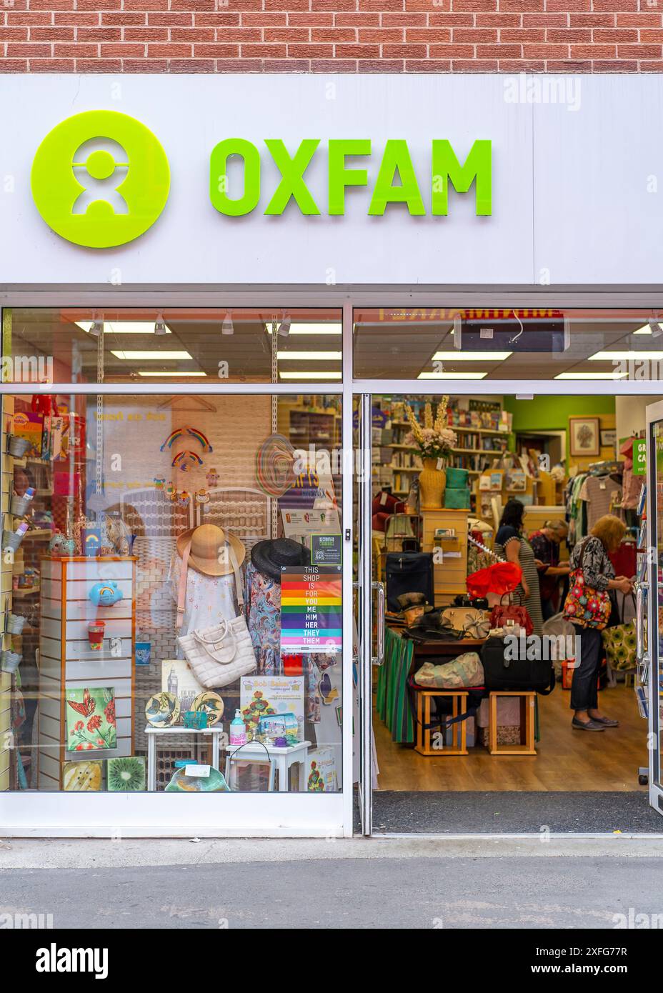 Segnaletica davanti al negozio sopra l'ingresso anteriore di un negozio di beneficenza Oxfam, in una strada principale nella città di Stourbridge, Regno Unito, West Midlands. Foto Stock