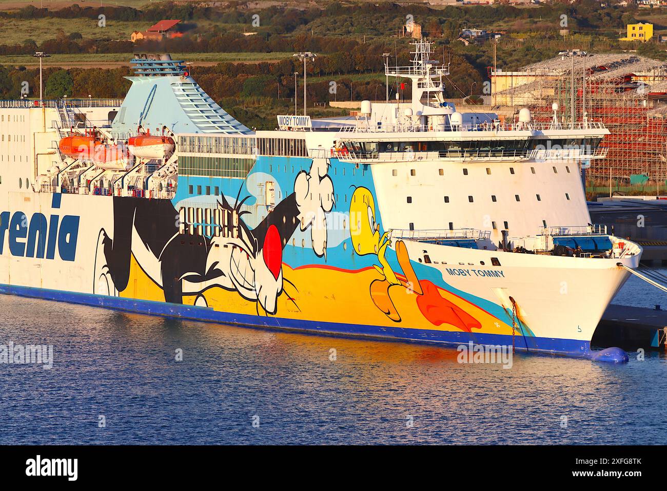 Traghetto Tirrenia "Moby Tommy" adornato con Warner Bros. I personaggi dei cartoni animati Looney Tunes/Merrie Melodies Tweetie Pie inseguiti da Sylvester il gatto. Foto Stock