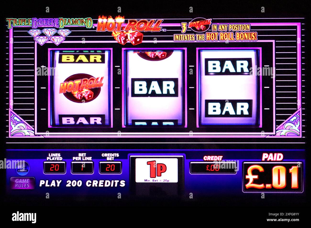 Slot video Hot Roll triple Diamond, una classica macchina da gioco con simboli in stile retrò su tre rulli rotanti, per i fan dei vecchi banditi armati. Foto Stock