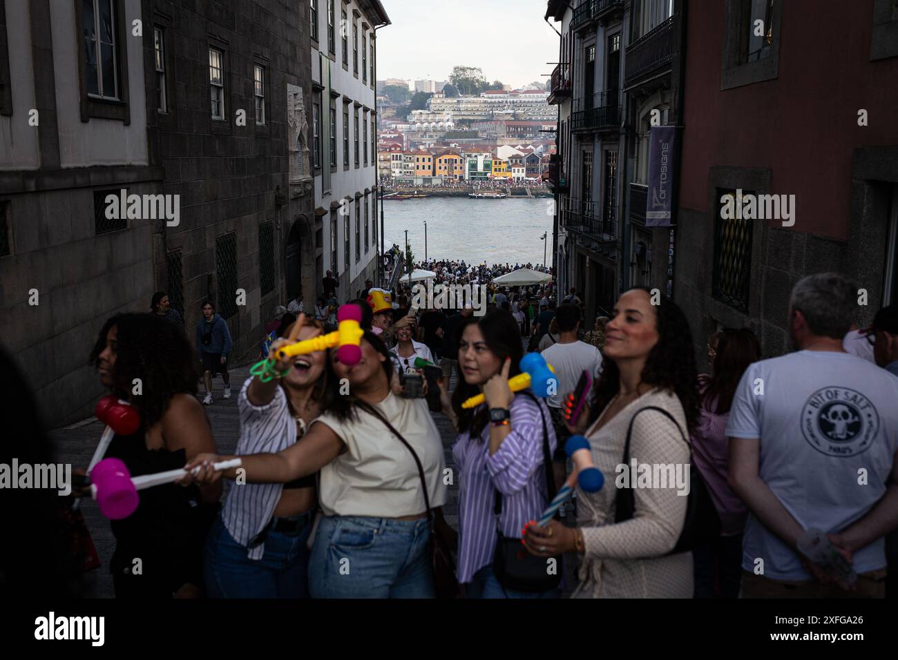 23 giugno 2024, Porto, Portogallo: Folle di persone festeggiano durante i festeggiamenti. I festeggiamenti SÃ£o JoÃ£o sono uno degli eventi popolari più attesi a Porto e sono anche considerati la notte più lunga della città. I festeggiamenti iniziano il 23 giugno e non terminano fino all'alba del giorno successivo. Quest'anno non mancano le emozioni e la felicità tra la gente del posto e i turisti, che sono deliziati dalla convivialità, dal buon cibo e dalle strade del centro storico di Porto, debitamente decorate per l'occasione. Come è tradizionale, i partecipanti al festival utilizzano un pla Foto Stock