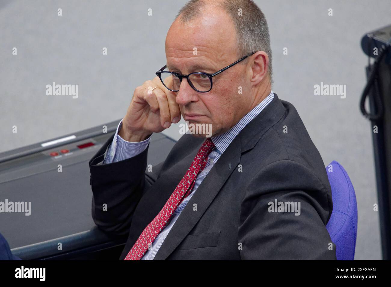 Bundeskanzler antwortet Abgeordenten 2024-07-03 Deutschland, Berlin - Fragestunde im Deutschen Bundestag: Den Abgeordneten Rede und Antwort steht Bundeskanzler Olaf Scholz SPD. *** Il Cancelliere federale risponde ai parlamentari 2024 07 03 Germania, il tempo delle interrogazioni di Berlino nel Bundestag tedesco il Cancelliere federale Olaf Scholz SPD risponde alle domande dei parlamentari Foto Stock