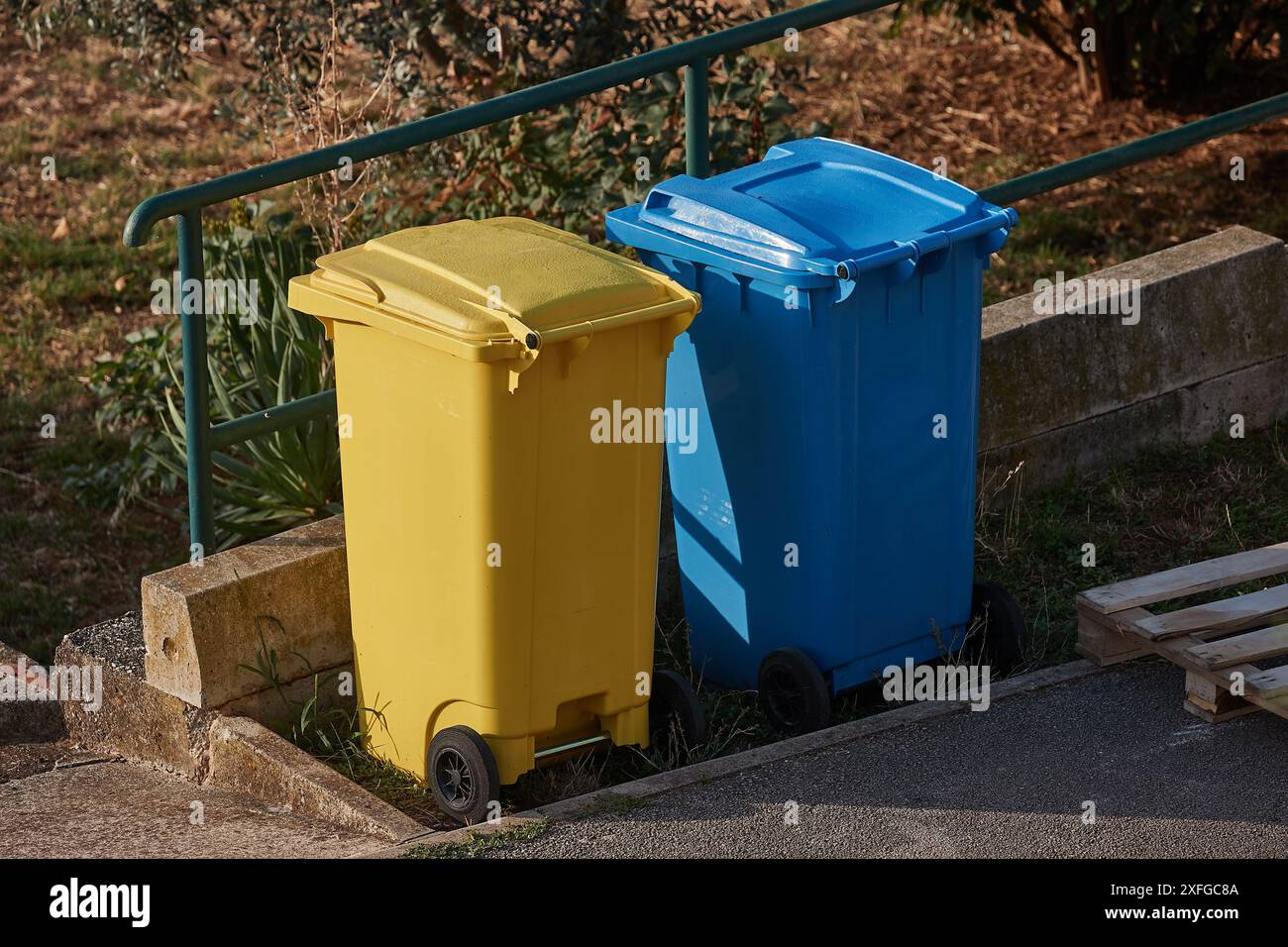 Contenitori per bidoni per rifiuti Foto Stock