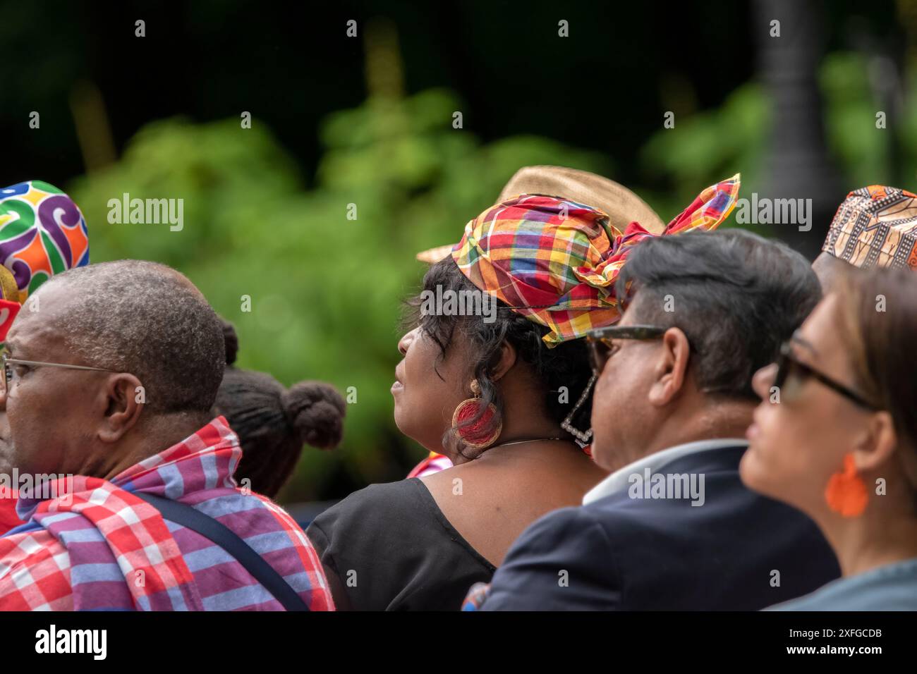 La folla ascolta al Keti Koti Festival di Amsterdam, Paesi Bassi, 1-7-2024 Foto Stock