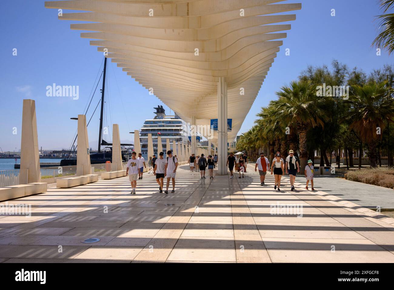 Il design del tetto a doghe si estende sul passaggio pedonale del molo moderno ed elegante nel porto di Malaga, Costa del Sol, Spagna Foto Stock