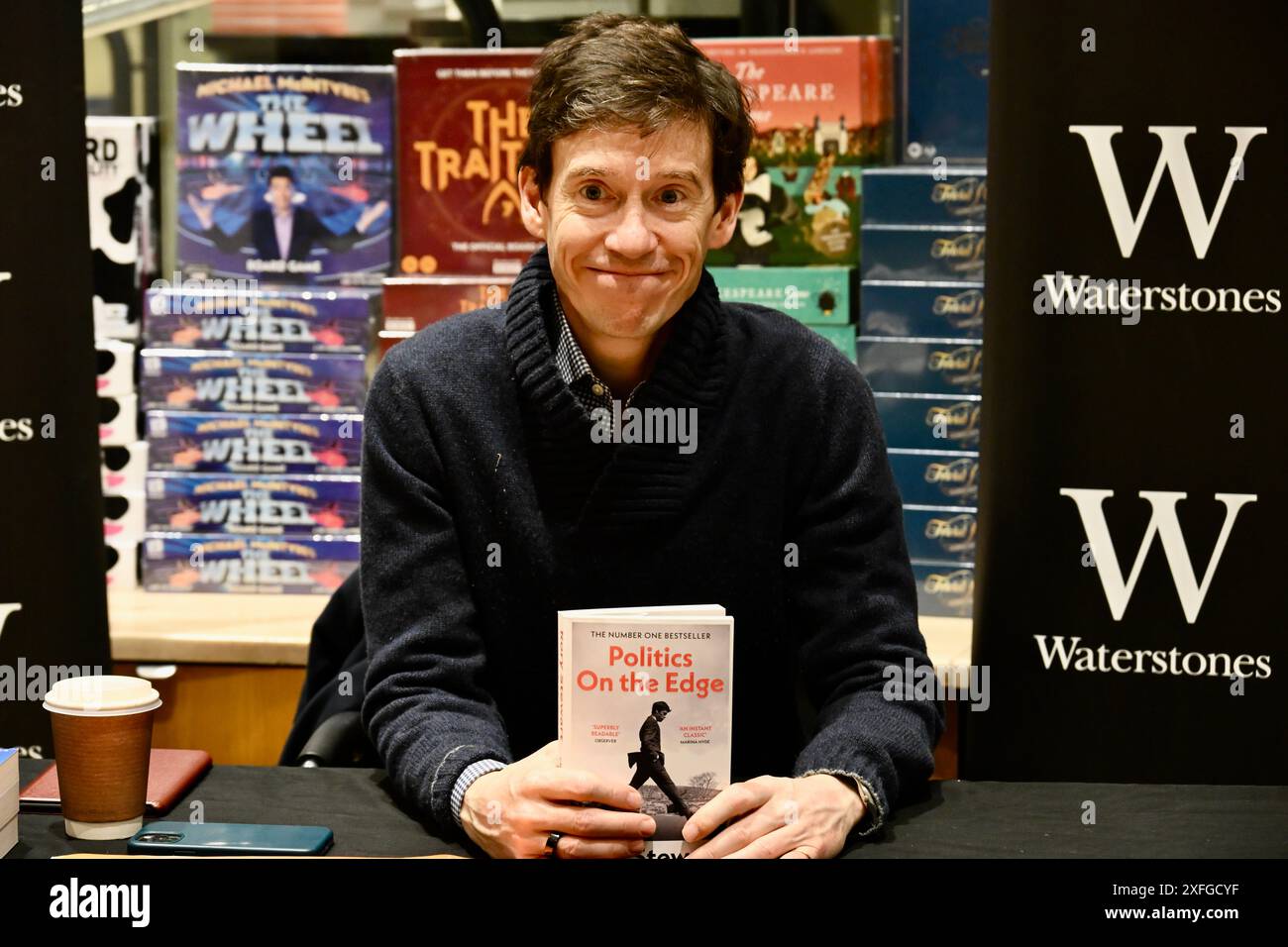 Londra, Regno Unito. Rory Stewart, autore, accademico, emittente ed ex politico, ha firmato copie del suo libro "Politics on the Edge", Waterstones, Piccadilly. Crediti: michael melia/Alamy Live News Foto Stock