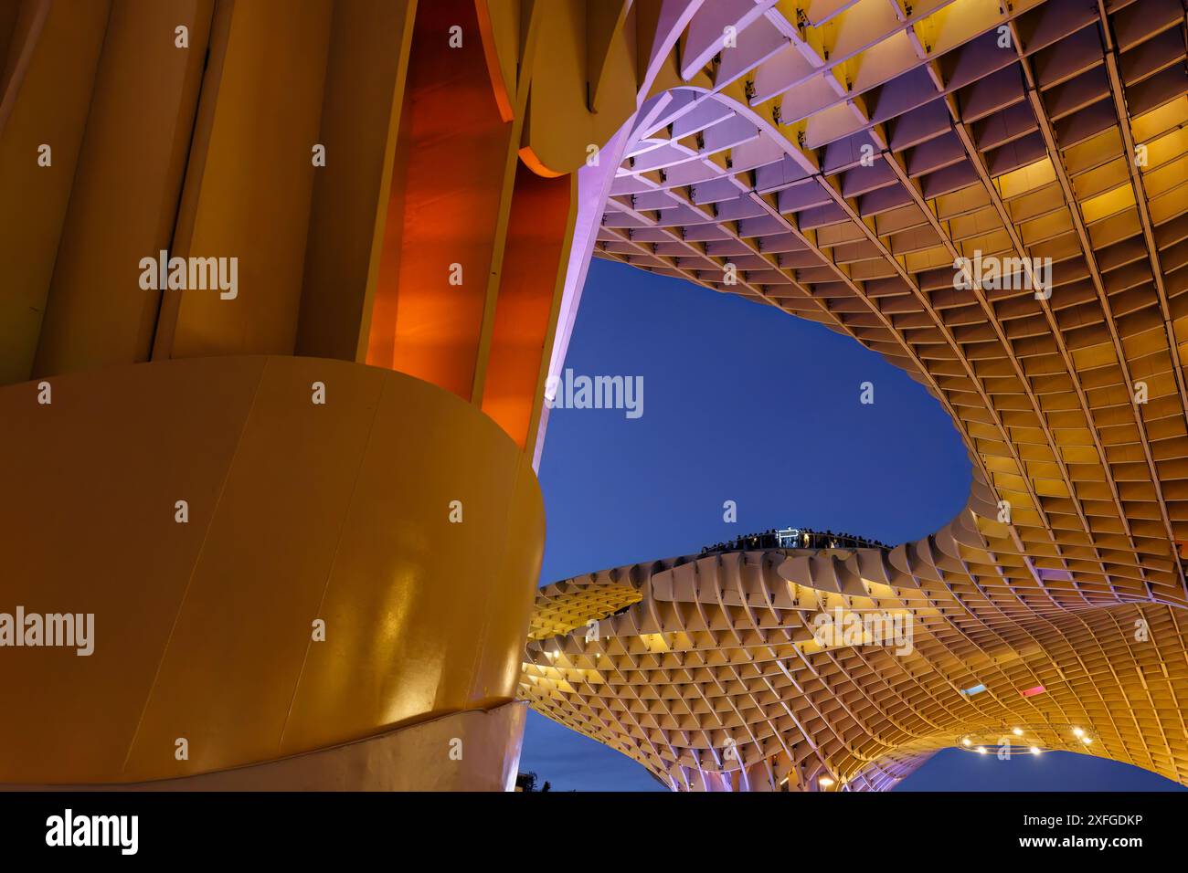 Piattaforma panoramica di Setas de Sevilla vista da terra contro il cielo notturno blu Foto Stock