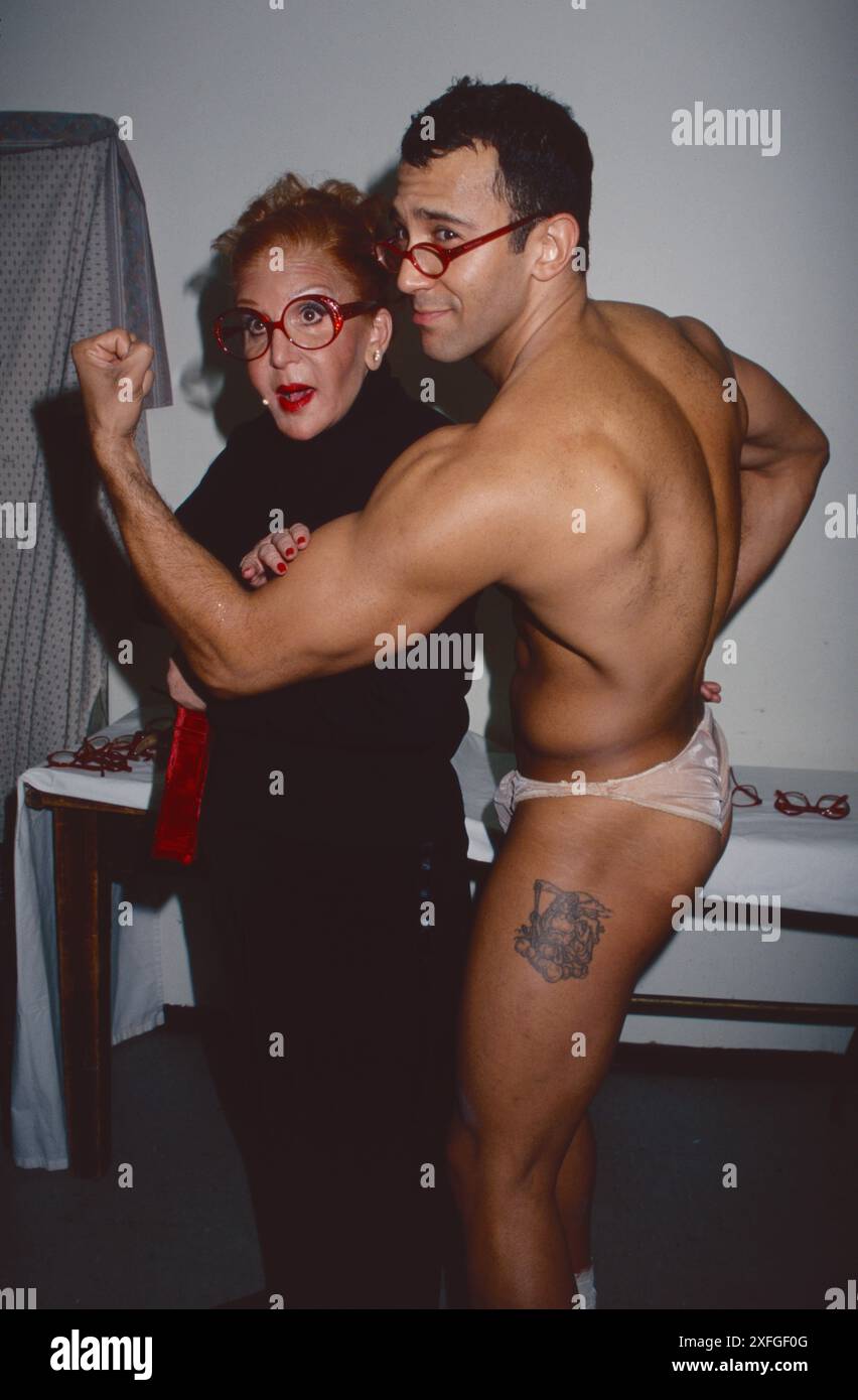 Sally Jessy Raphael fa il suo debutto a Broadway come The Narrator in 'The Rocky Horror Show', in posa con Sebastian LaCause come Rocky al Circle in the Square Theatre di New York l'11 dicembre 2001. Foto di Henry McGee/MediaPunch Foto Stock