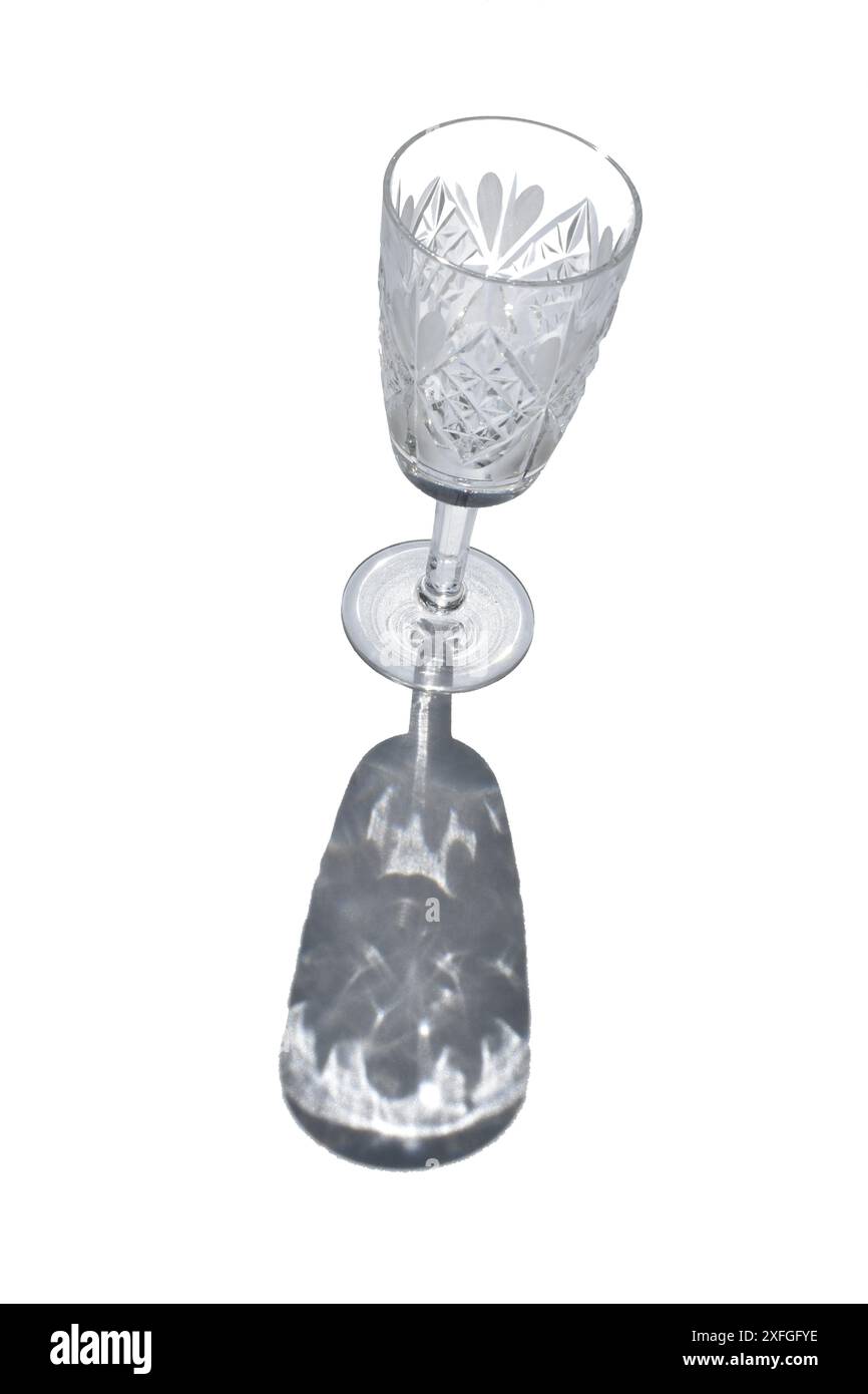 Su uno sfondo bianco è possibile vedere il riflesso da un vetro di cristallo. Foto Stock